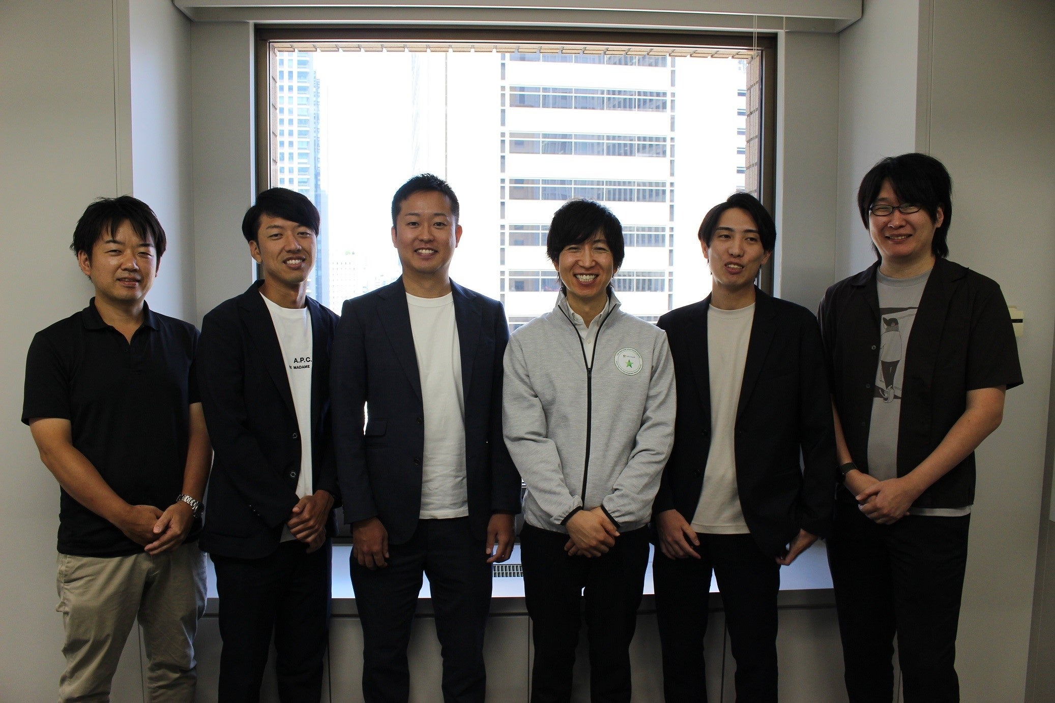 Microsoft Top Partner Engineer Award受賞の村松翔(左から4人目)と Azureプロジェクトに携わったチームメンバー