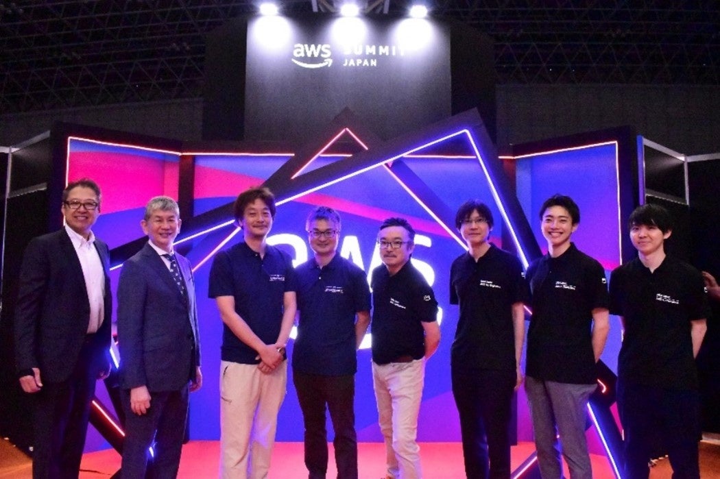 写真左からAWSジャパンの大場様、渡邉様、日立の三木、富田、鬼塚、川原、原田、浜中