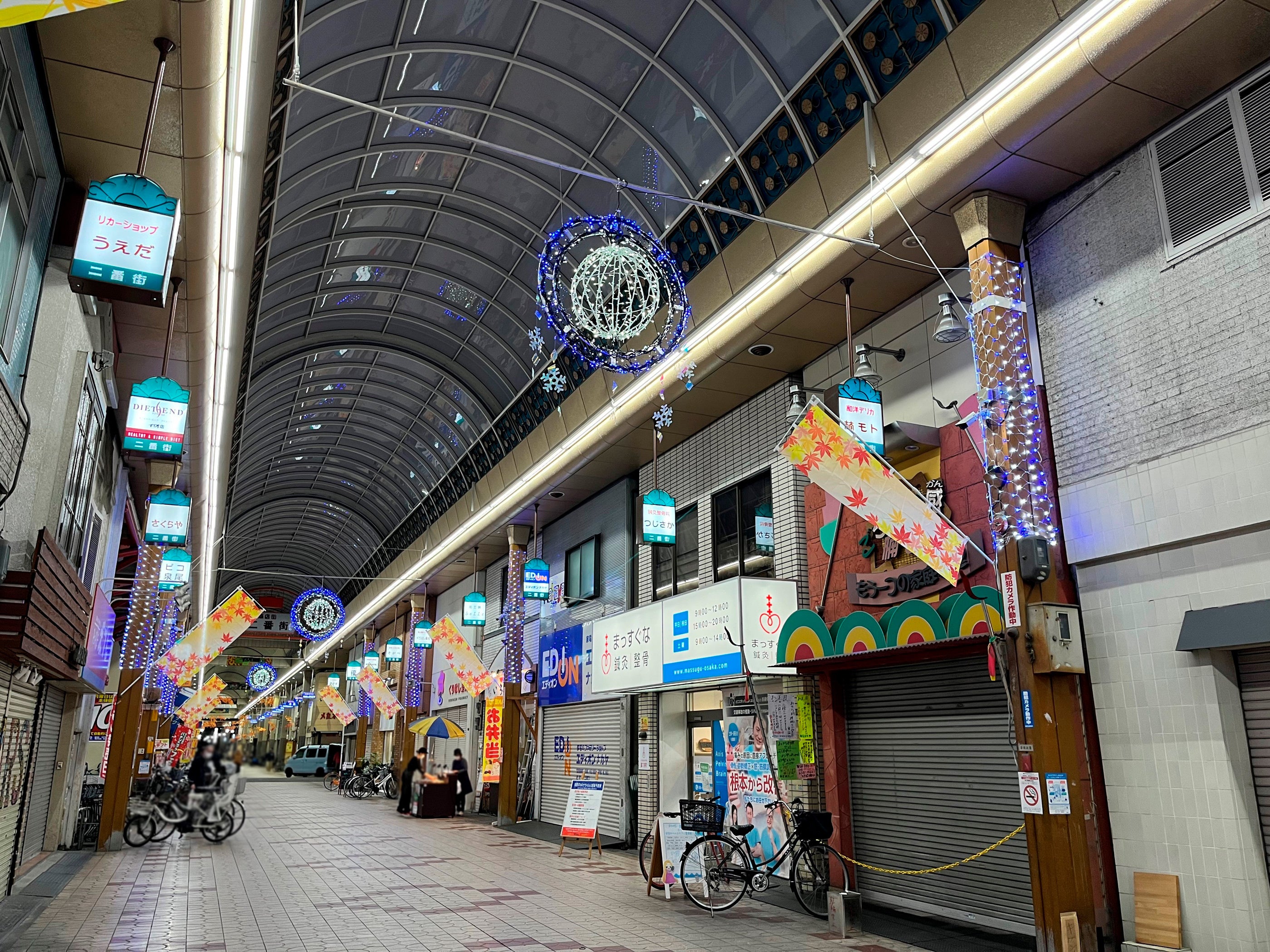 アーケードごとに光の色が変わります