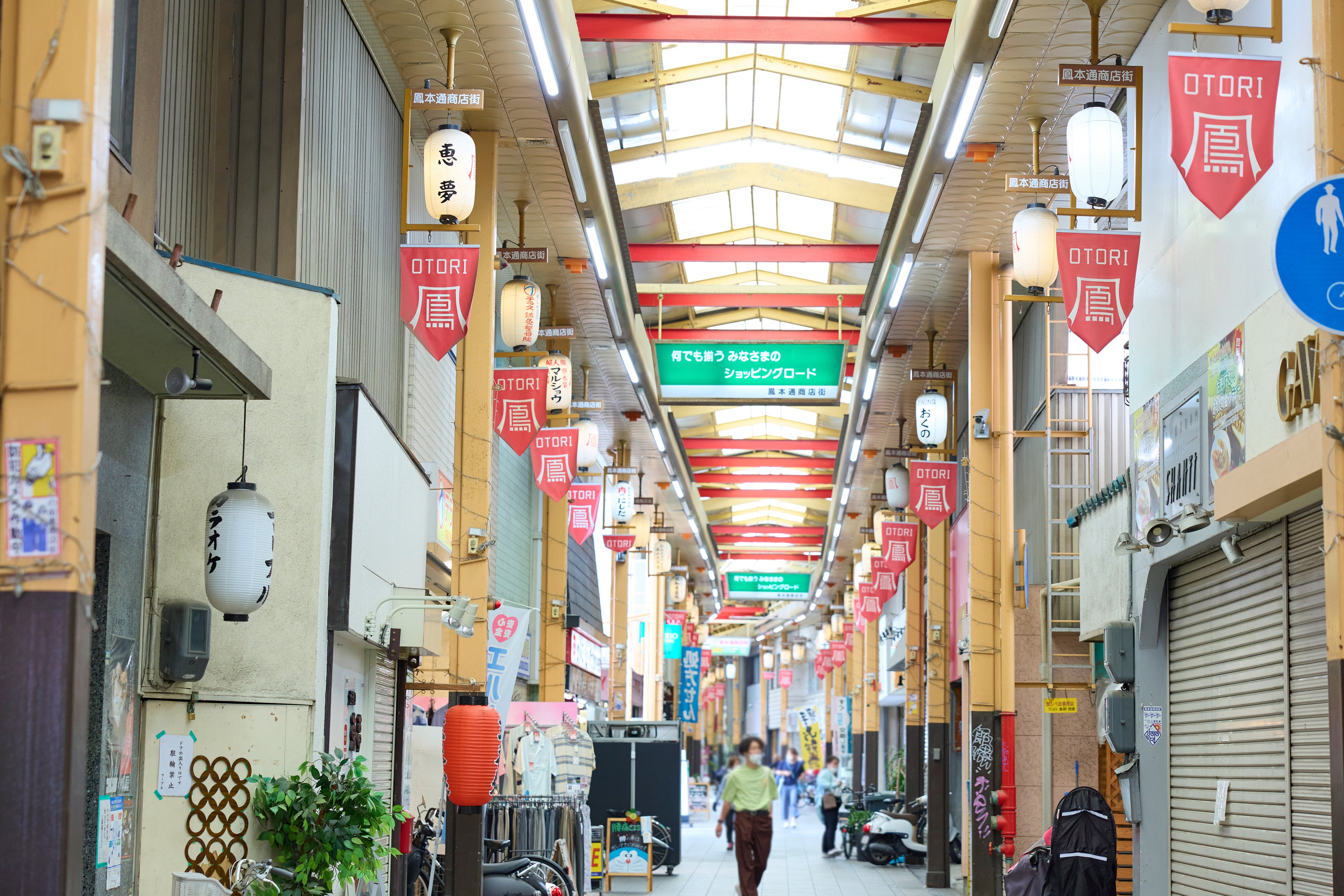 陽射しを取込み明るい通り