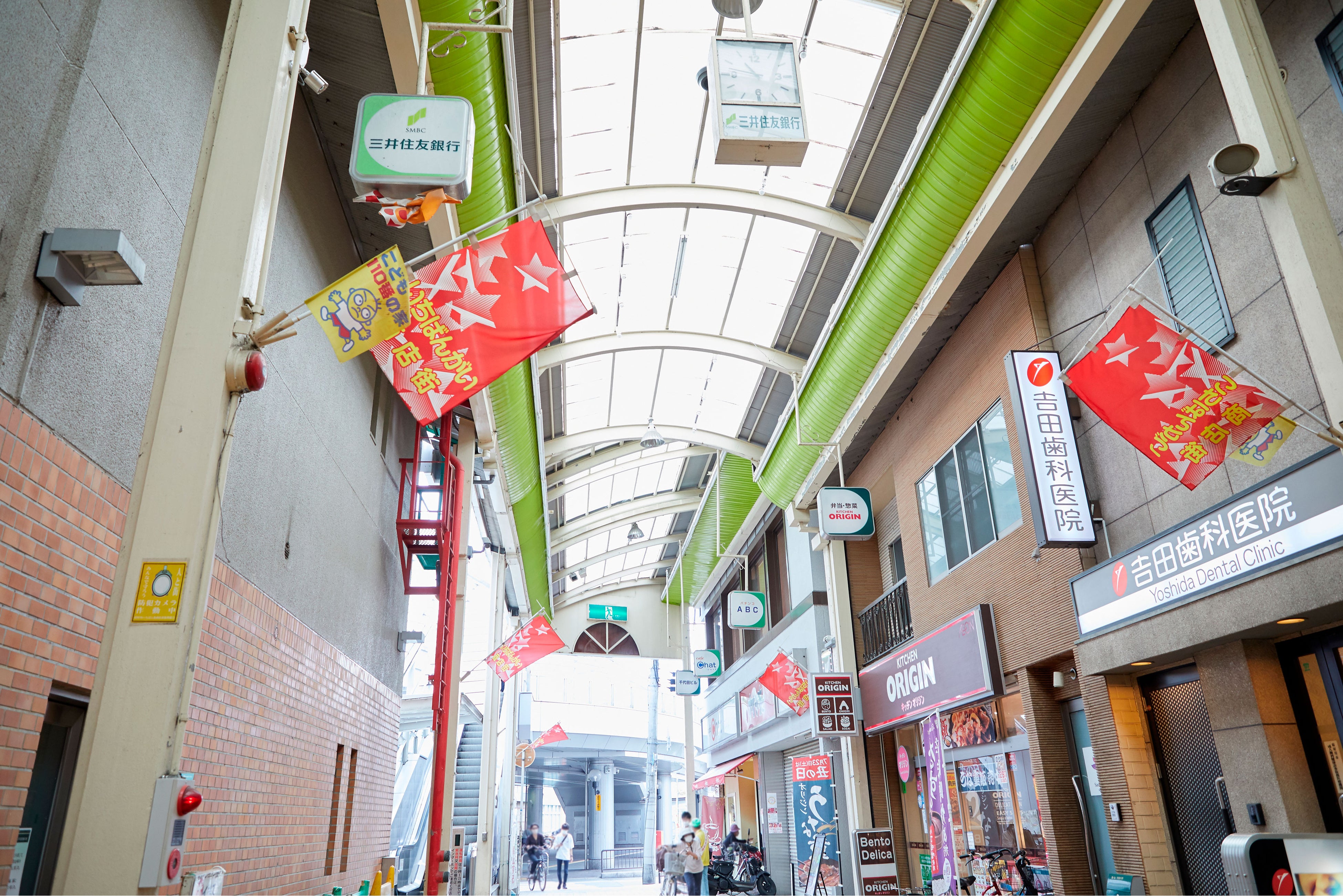 明るいアーケード