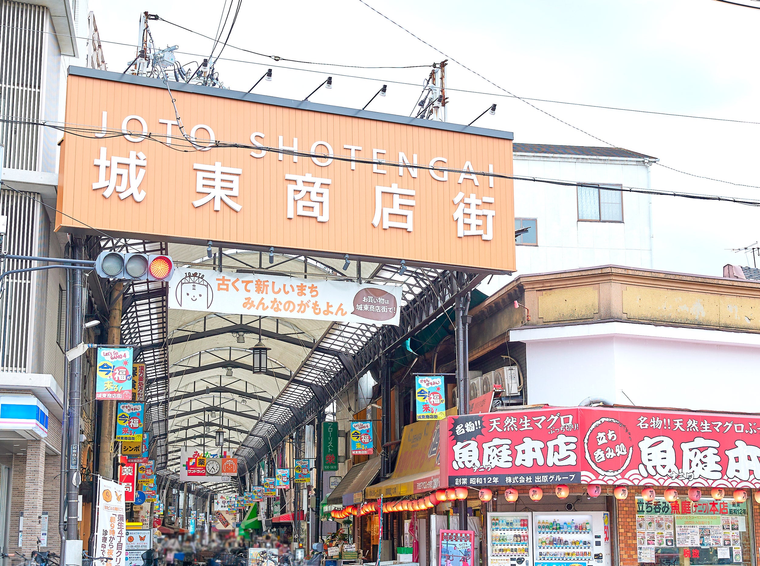 トレードマークの真っ白いアーケード