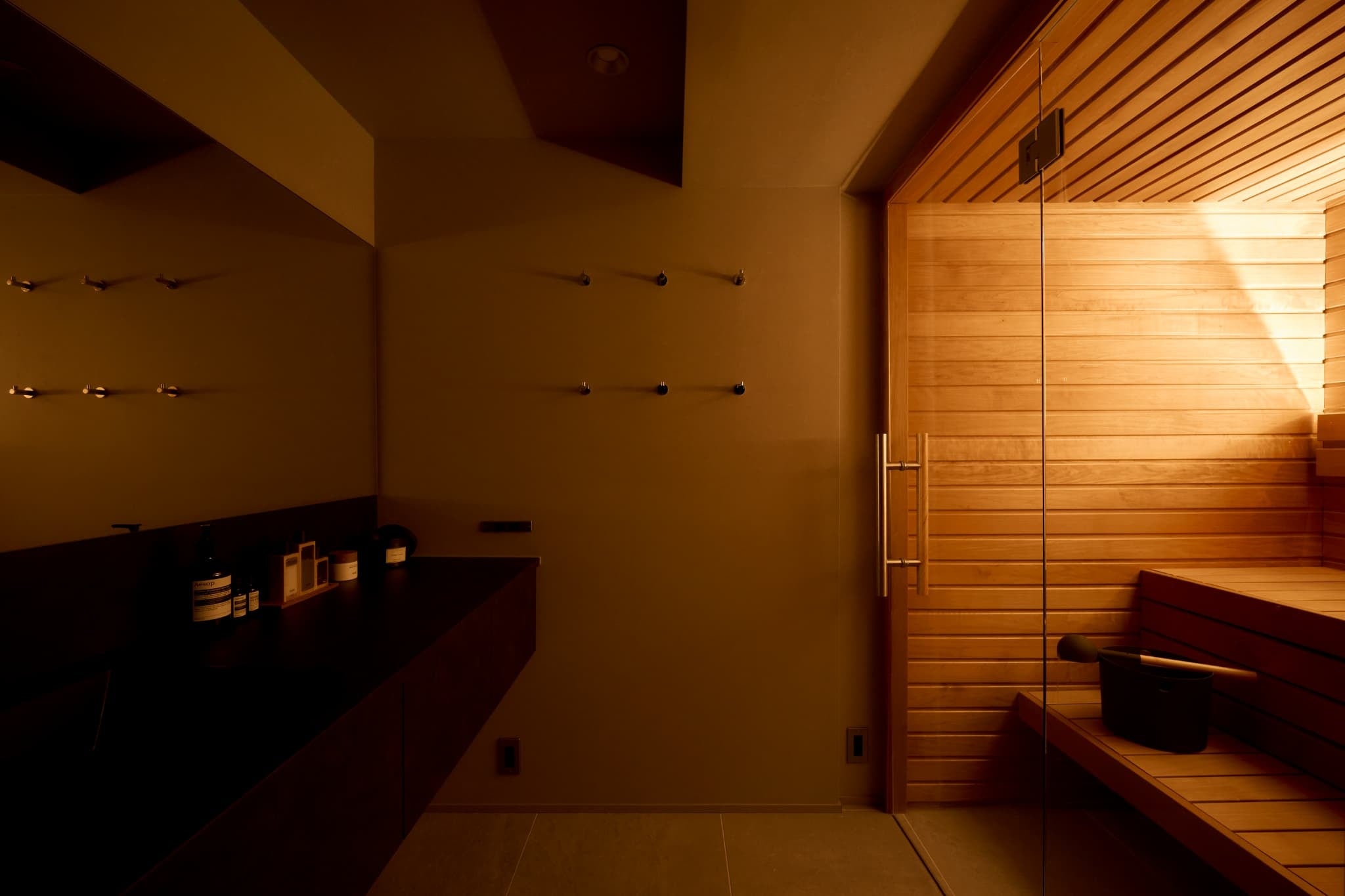 対面に洗面台を設けている