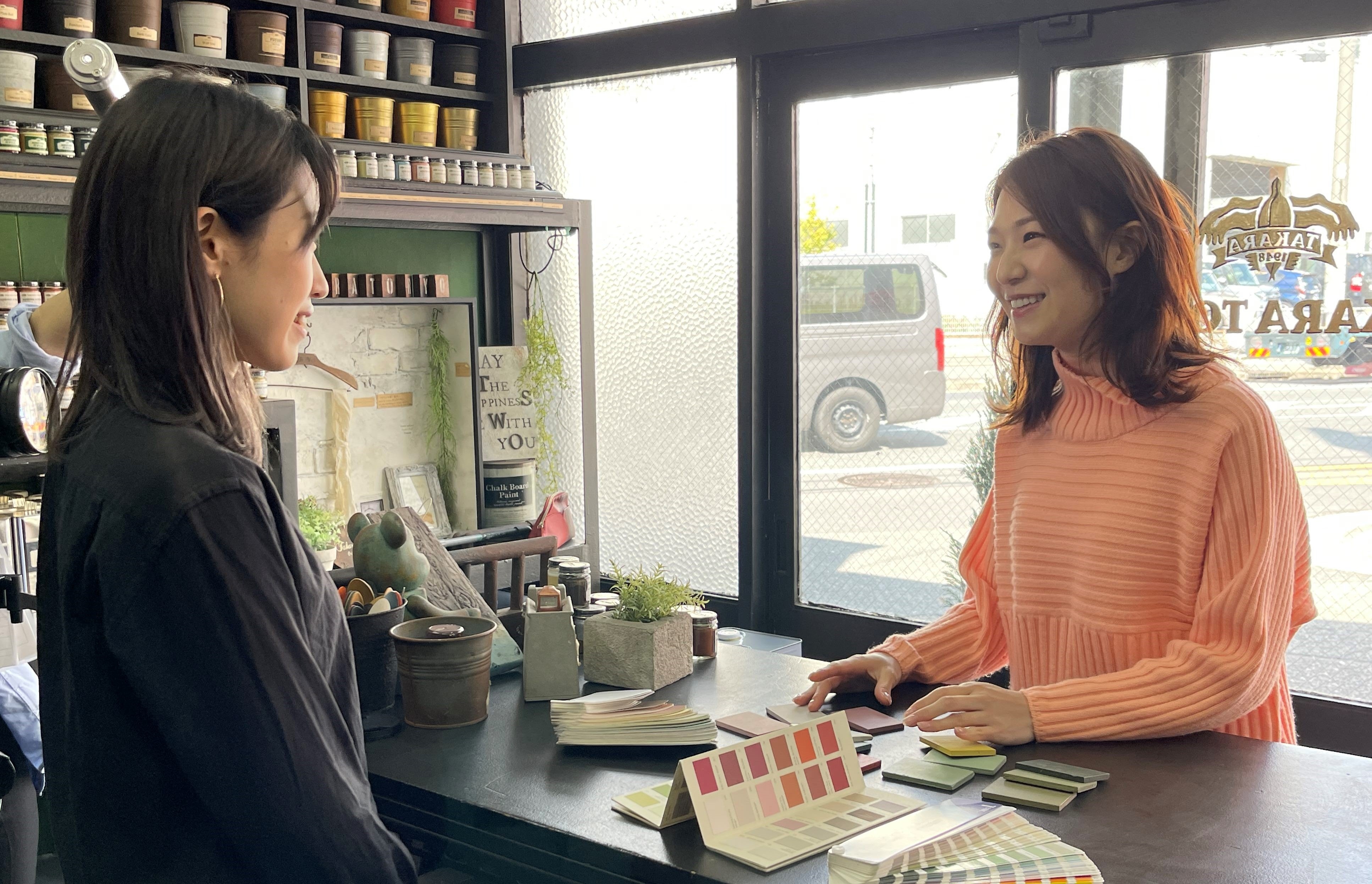 タカラ塗料店頭での接客風景