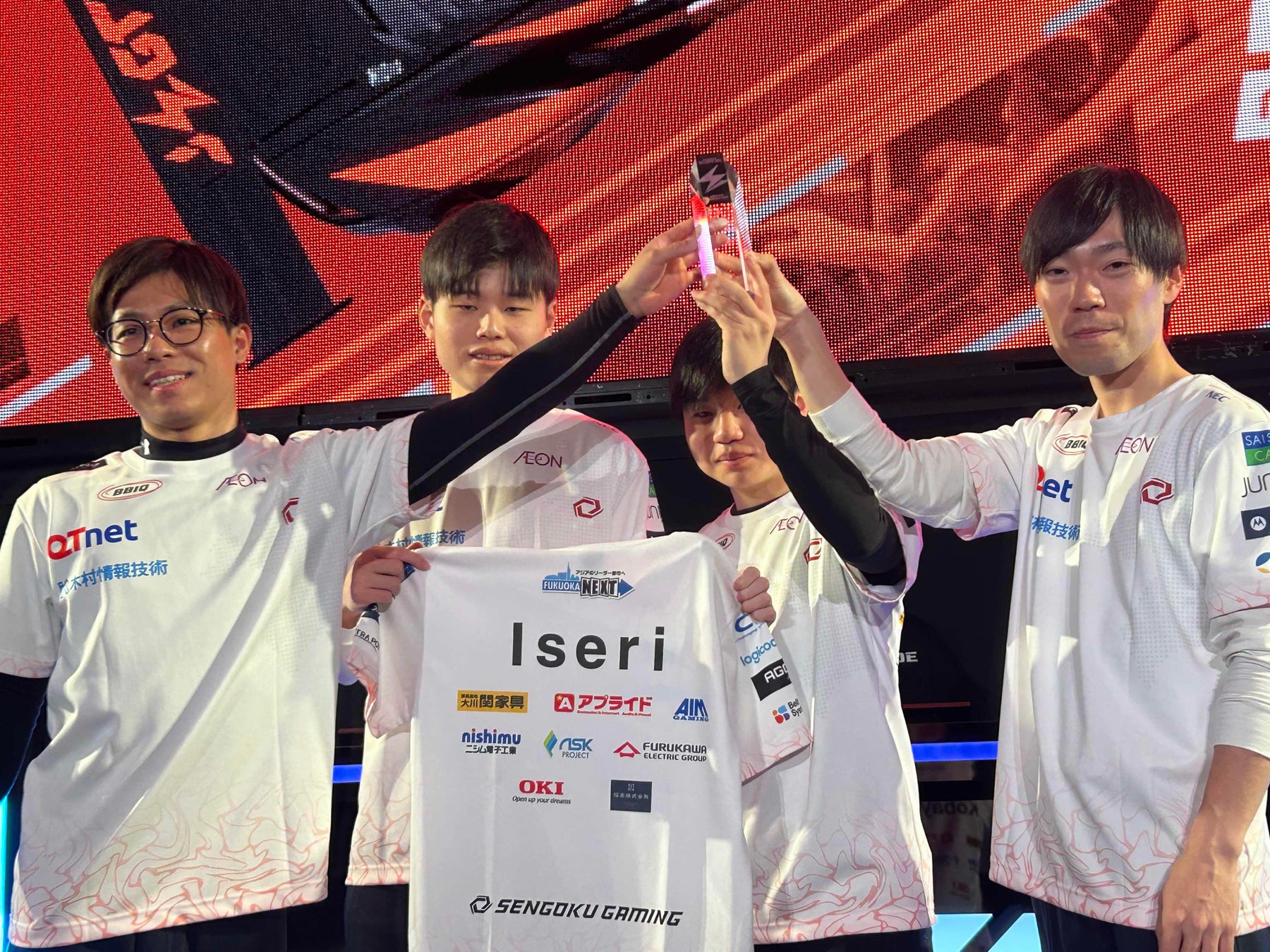 総合優勝したSengoku Gaming(左から今村選手、奥本選手、小林選手、川上選手)