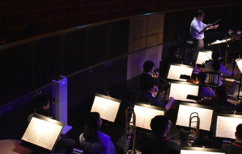 オーケストラピット内に設置された据え置きタイプ光触媒除菌脱臭機