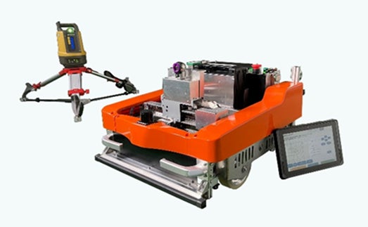 NETISに新技術として登録された自動墨出しロボットシステムの「SumiROBO」 ※測量機(左奥)は株式会社トプコンの製品