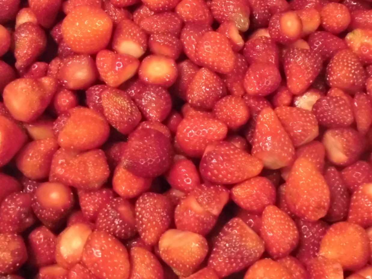 鮮度を意識しながら職人が丁寧にいちごのヘタを取ります