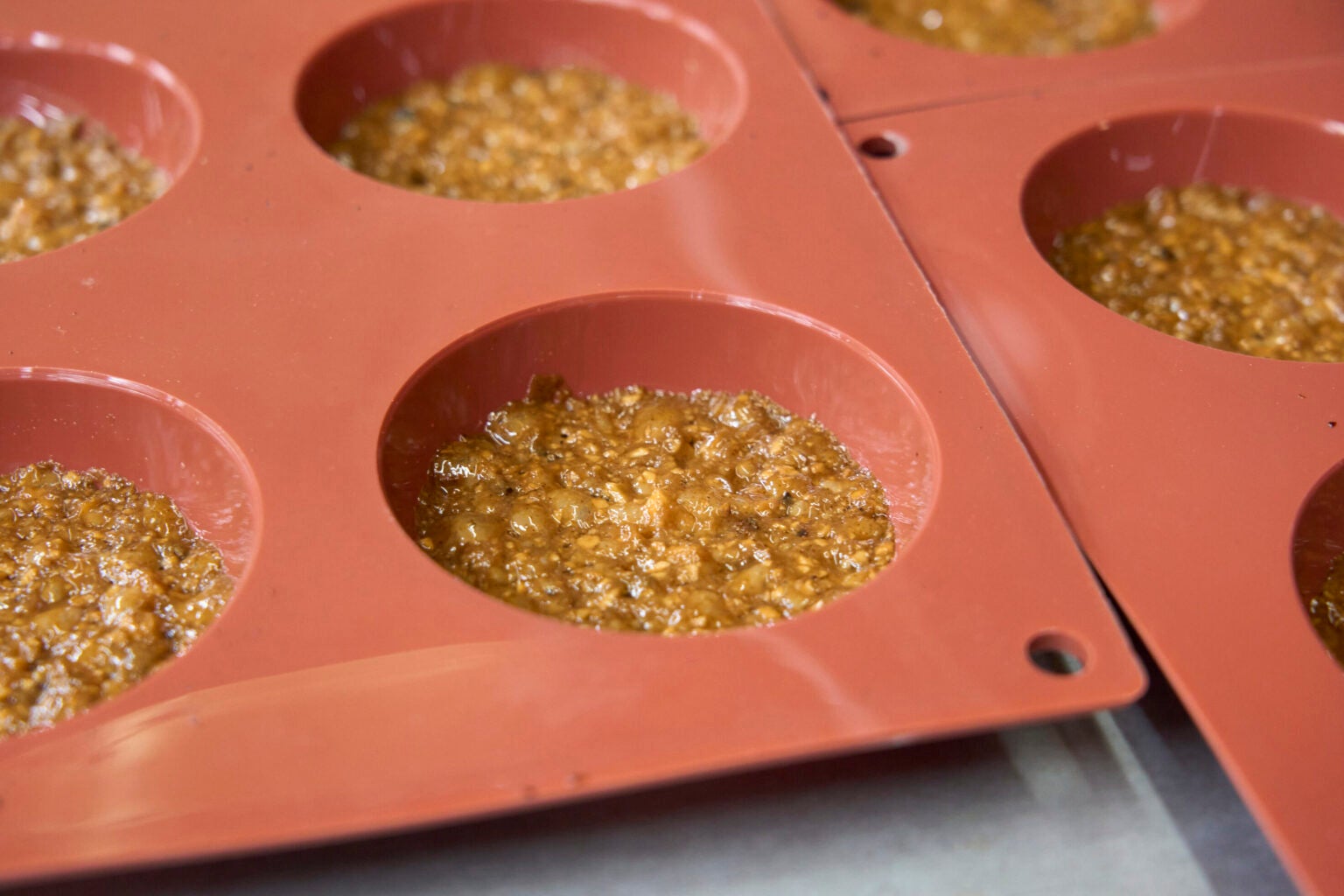 香ばしいナッツの風味が香るクロッカンをカリッと焼き上げます。