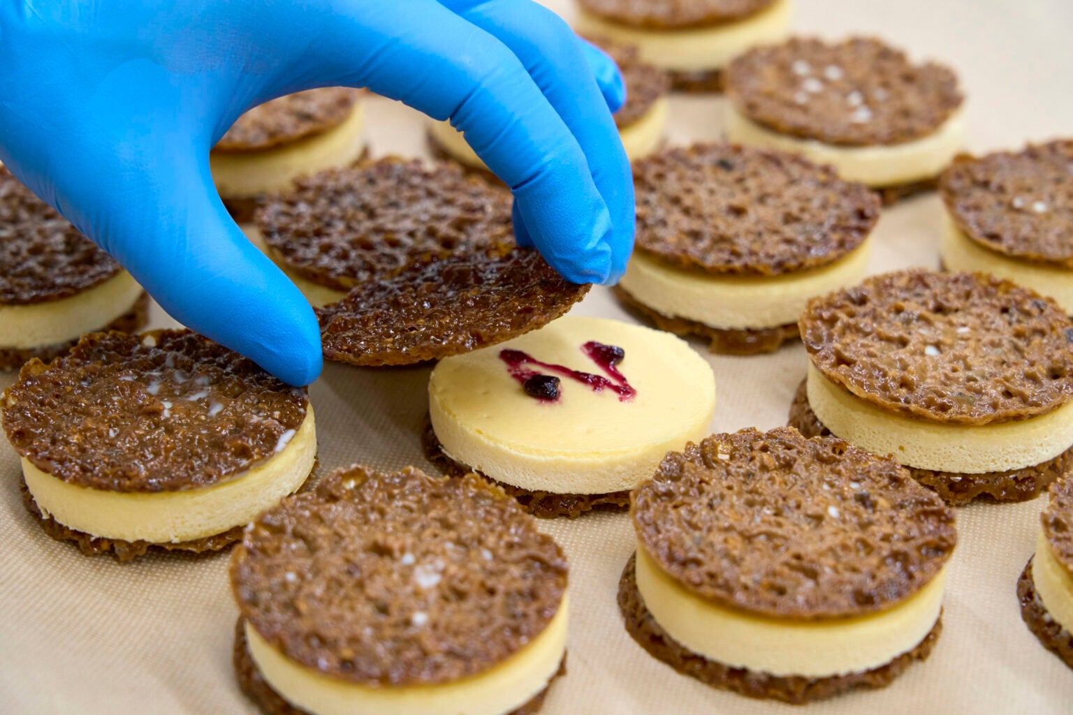 人気の「ふらの雪どけチーズケーキ」で使用するミックスジャムをサンド