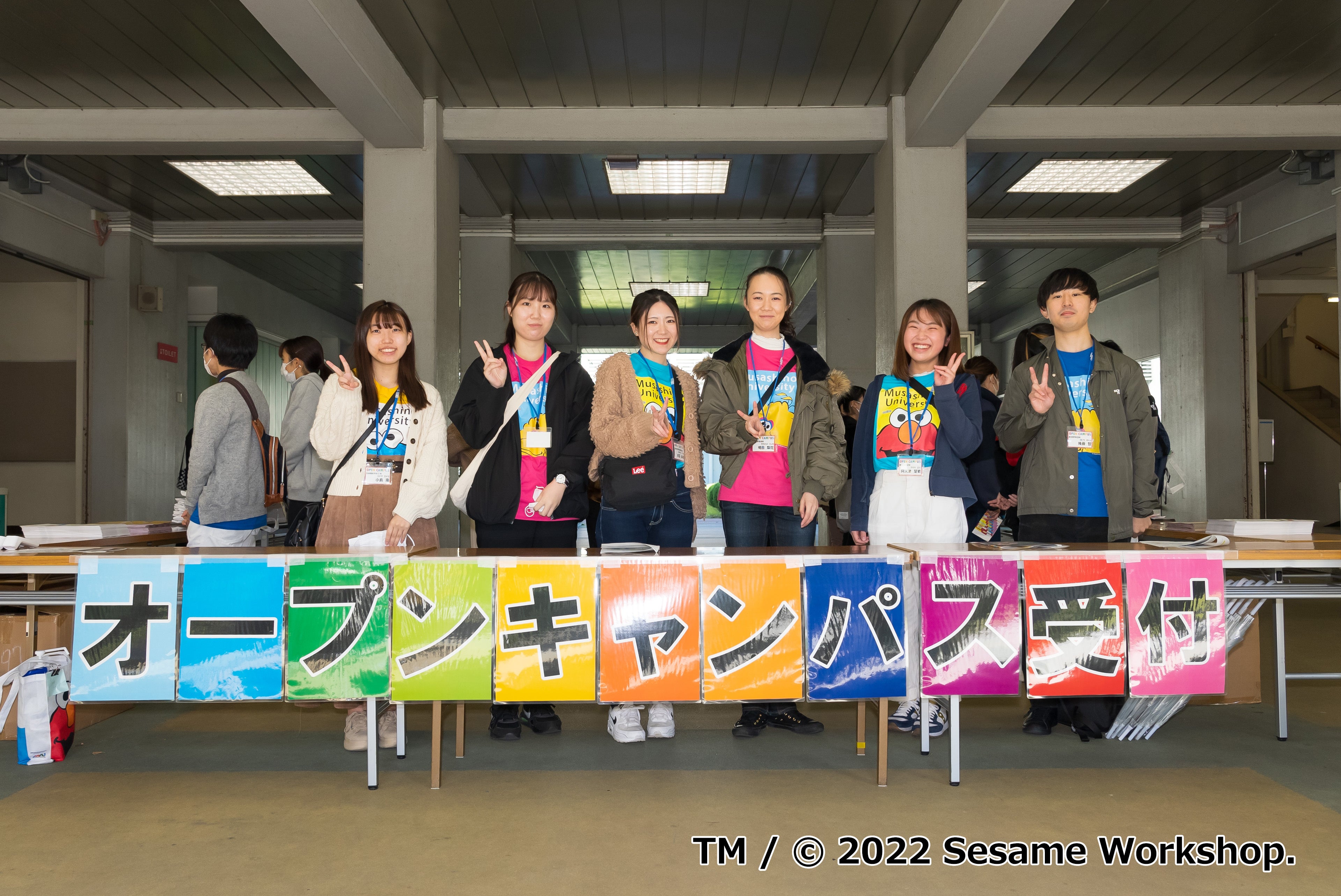 当日は学生スタッフが受験生を迎える