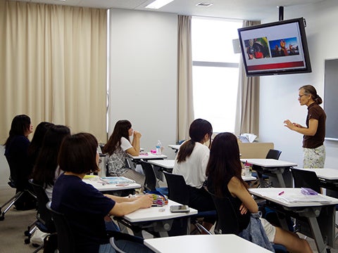 海外協定校等の専門家を招聘し、学科の専門性に特化した講義を英語で行う