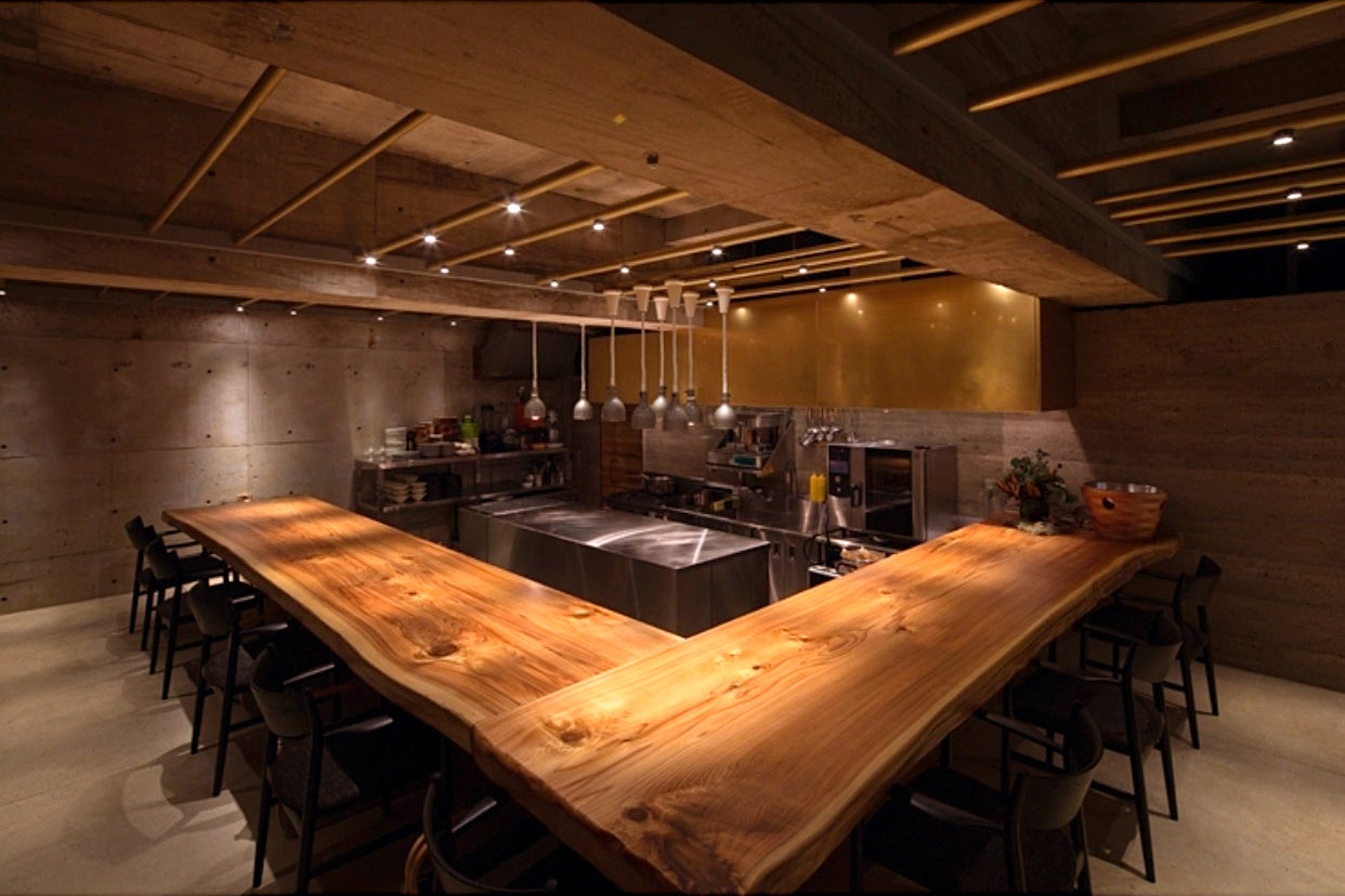 土にもどる壁や木のテーブルなど循環型の素材を使用した店内