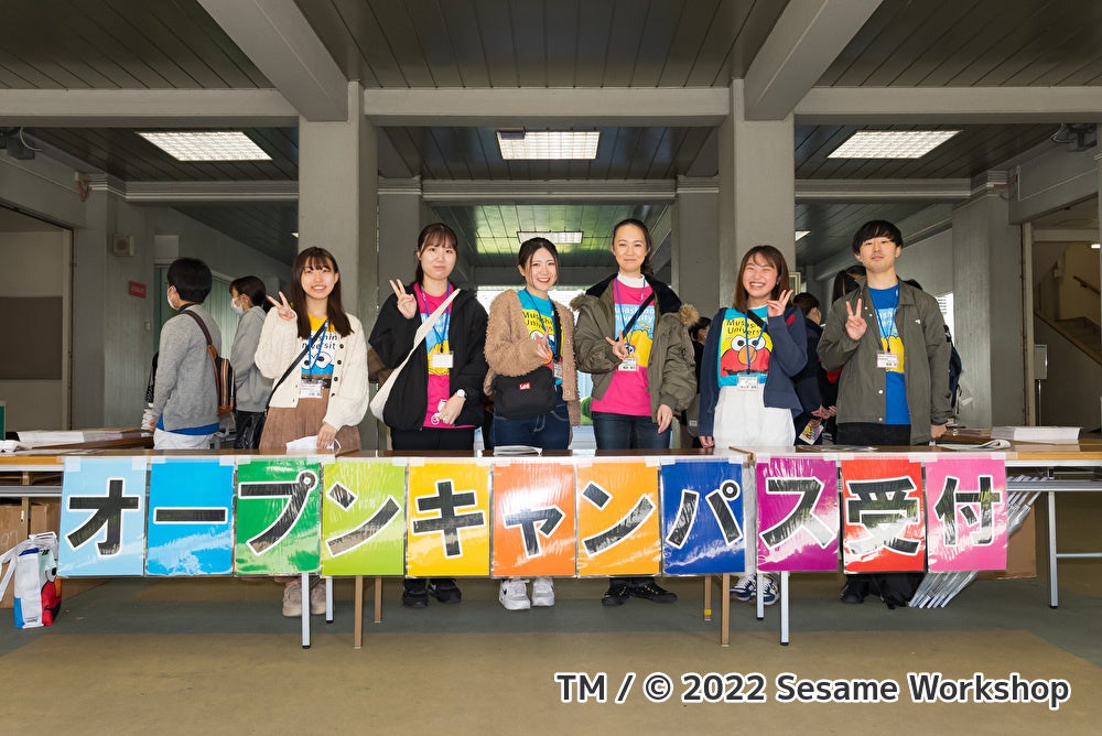 当日は学生スタッフが受験生を迎える