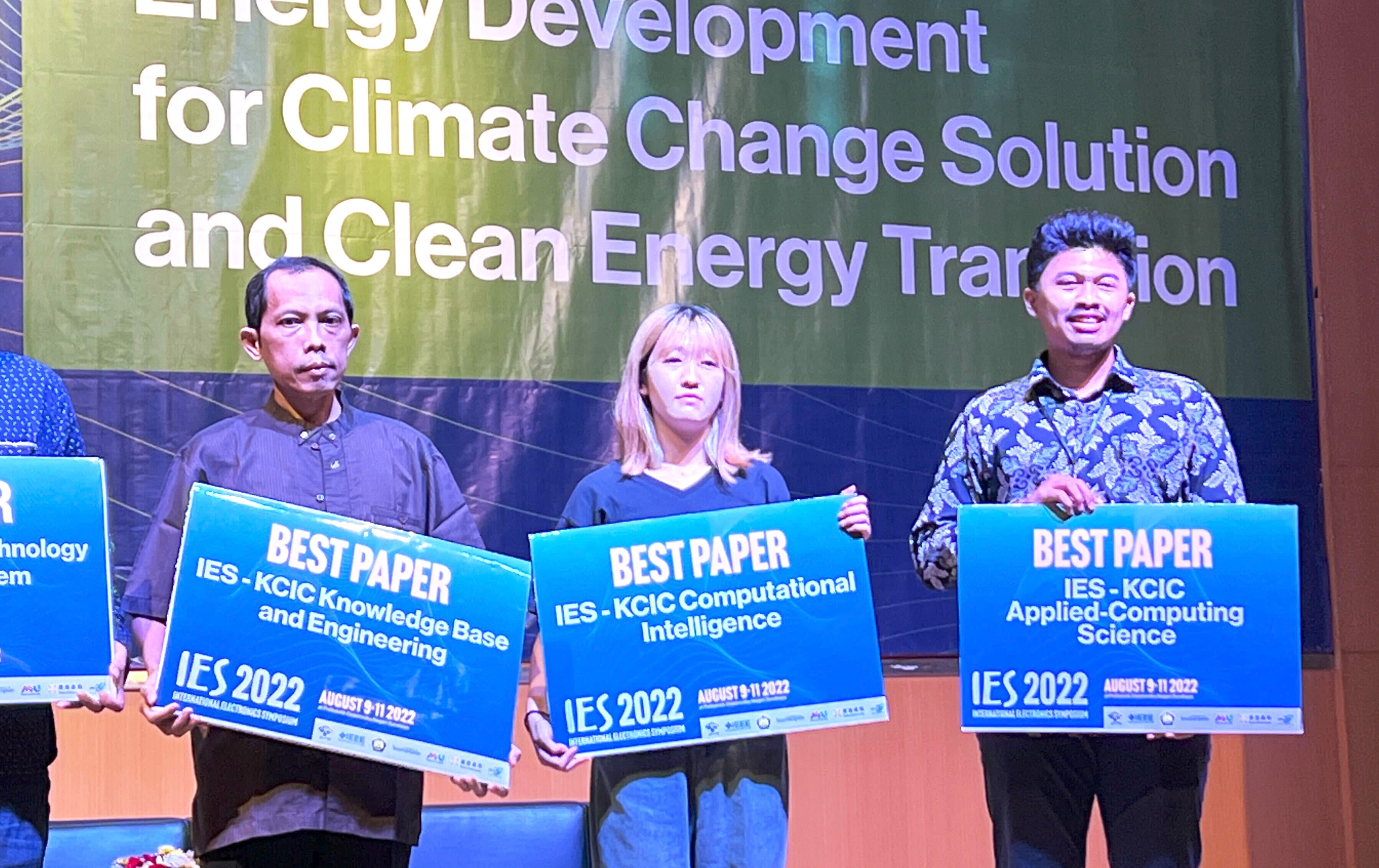 濱野 周さん（中央）、インドネシアで行われた授賞式にて