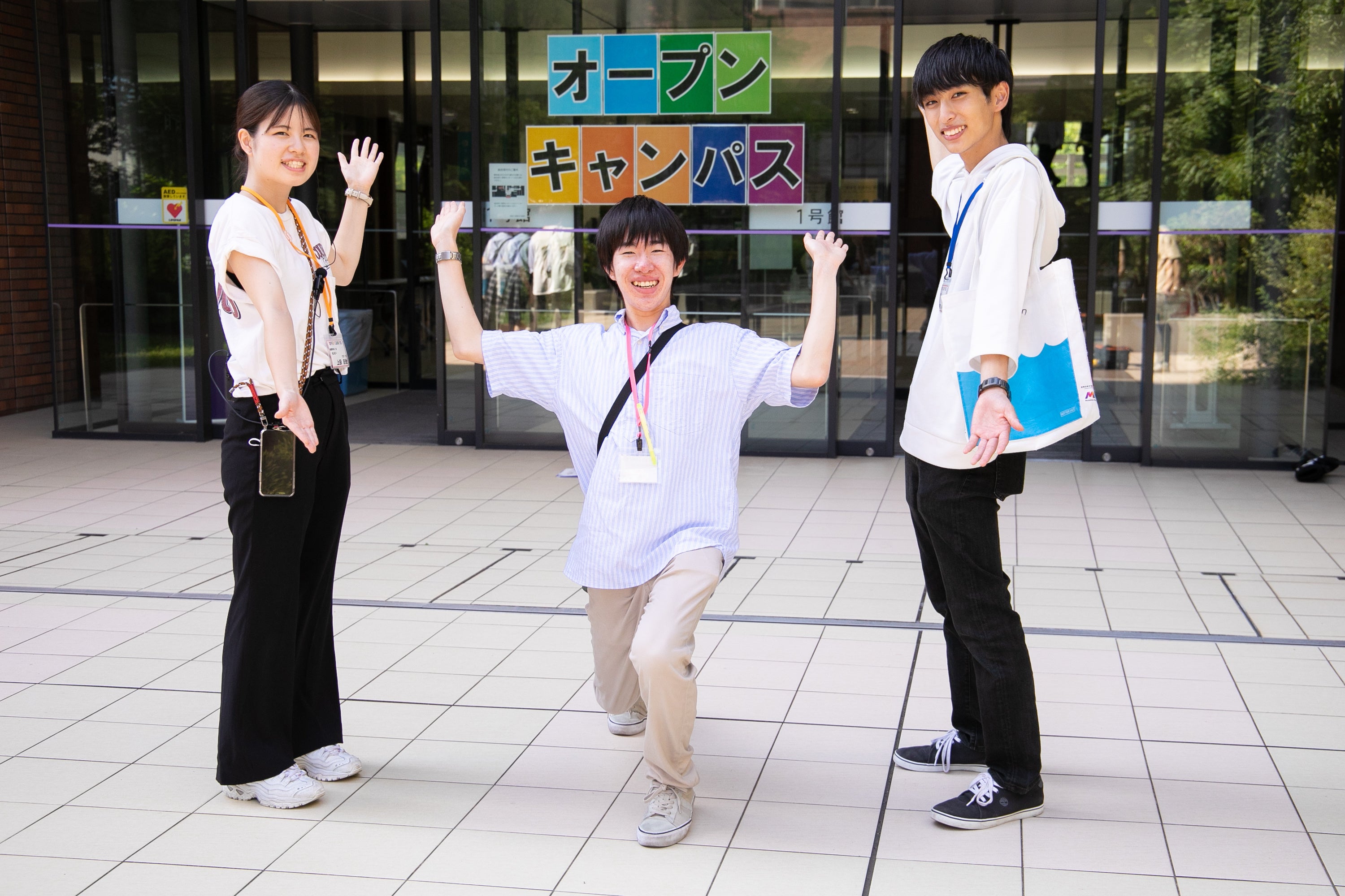 当日は学生スタッフが受験生を迎える