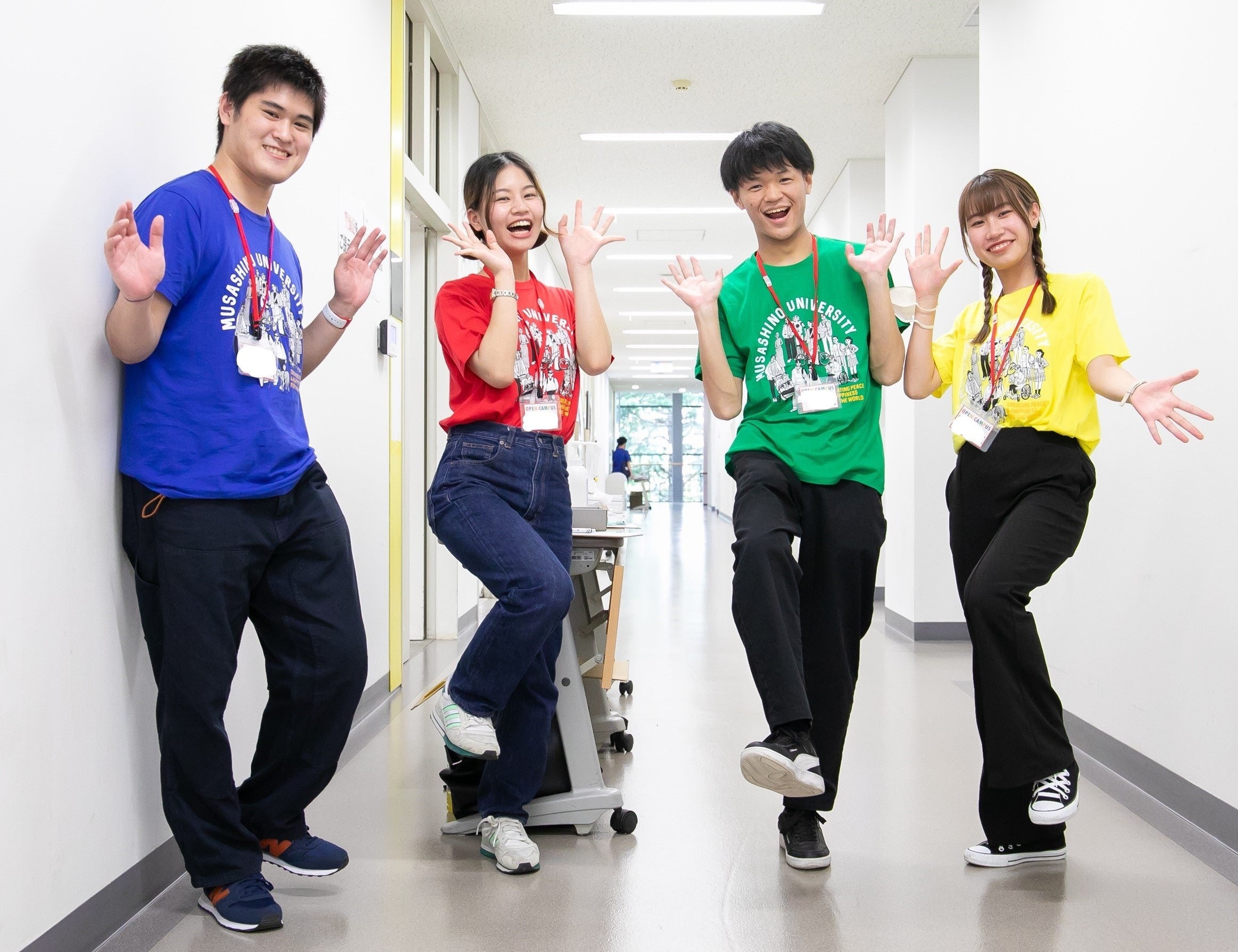 当日は学生スタッフが受験生を迎える