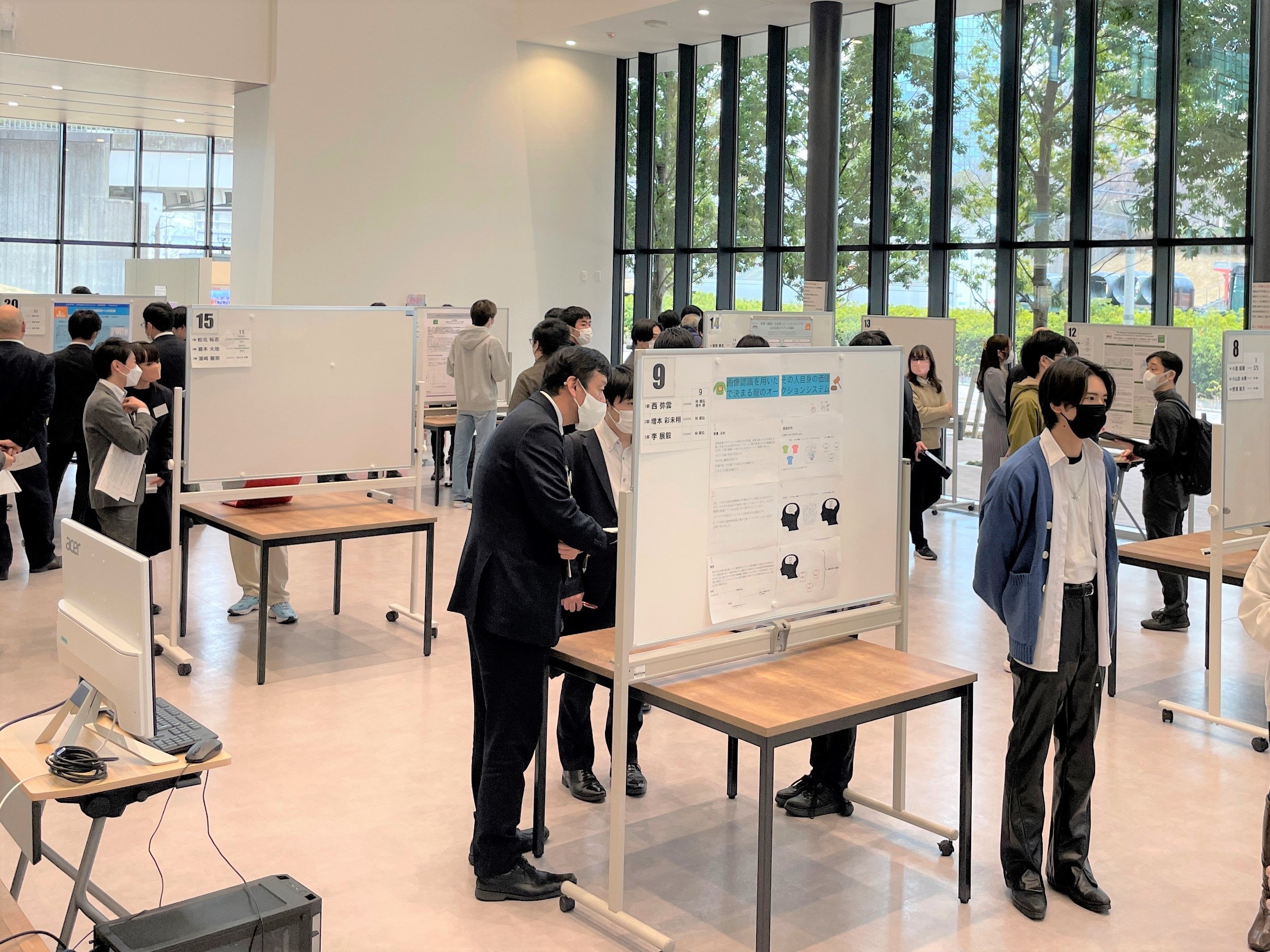 未来創造プロジェクトの成果発表会では、学生は10カ月間の学びや研究成果について発表し、企業、大学関係者（他大学含む）から質疑応答や意見交換を通して実社会からフィードバックを受ける（写真は2022年度の発表の様子）