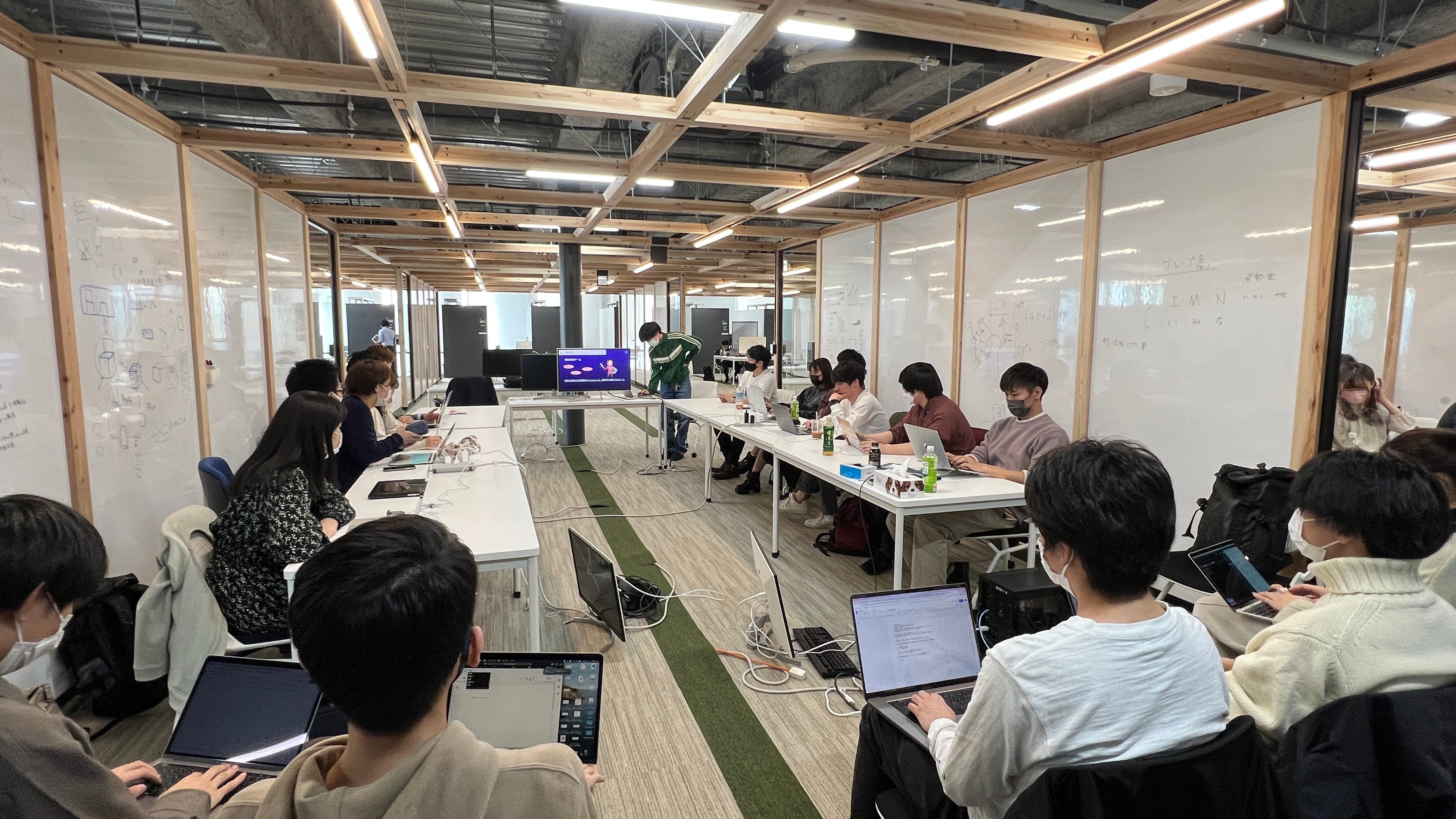 データサイエンス・人工知能（AI）人材教育プログラムでは、1年次からゼミ形式の研究活動、社会と連携した実践的活動、グループワークによる能動的な協調学修を行い、データサイエンス及びＡＩのスキル・知識を学修する