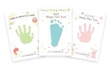 産まれたばかりのお子さまでも送れる年賀状です。 小さな時は一瞬です。出産報告や記念として、 手形や足形をはがきに押して送ることができます。