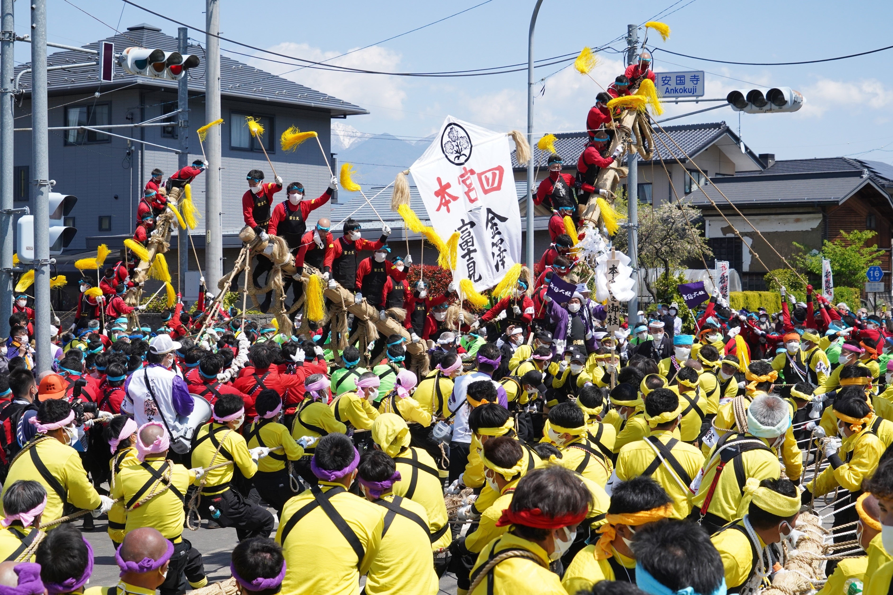「めどでこ」に乗った氏子の掛け声とともに力いっぱい綱を曳く氏子たち