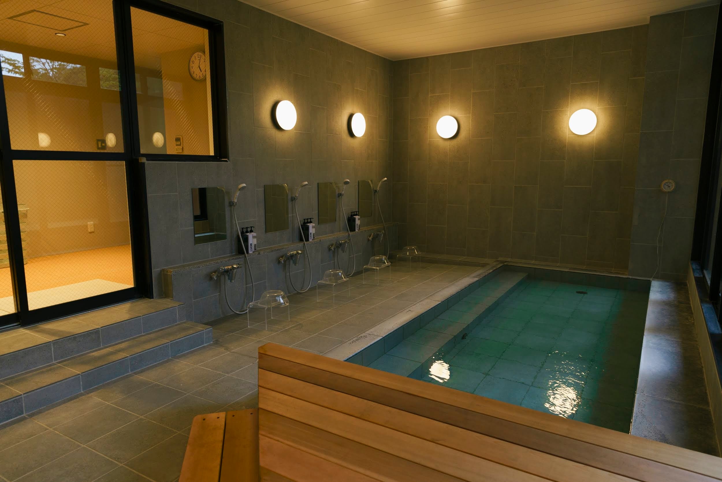 滝之湯温泉を楽しめます