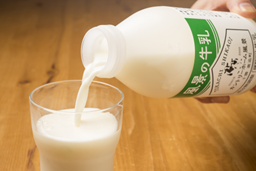 搾ったばかりの生乳を低温殺菌した、ノンホモタイプの牛乳です。航空貨物の活用により、「朝搾り」の牛乳が当日午後に羽田空港に登場します。