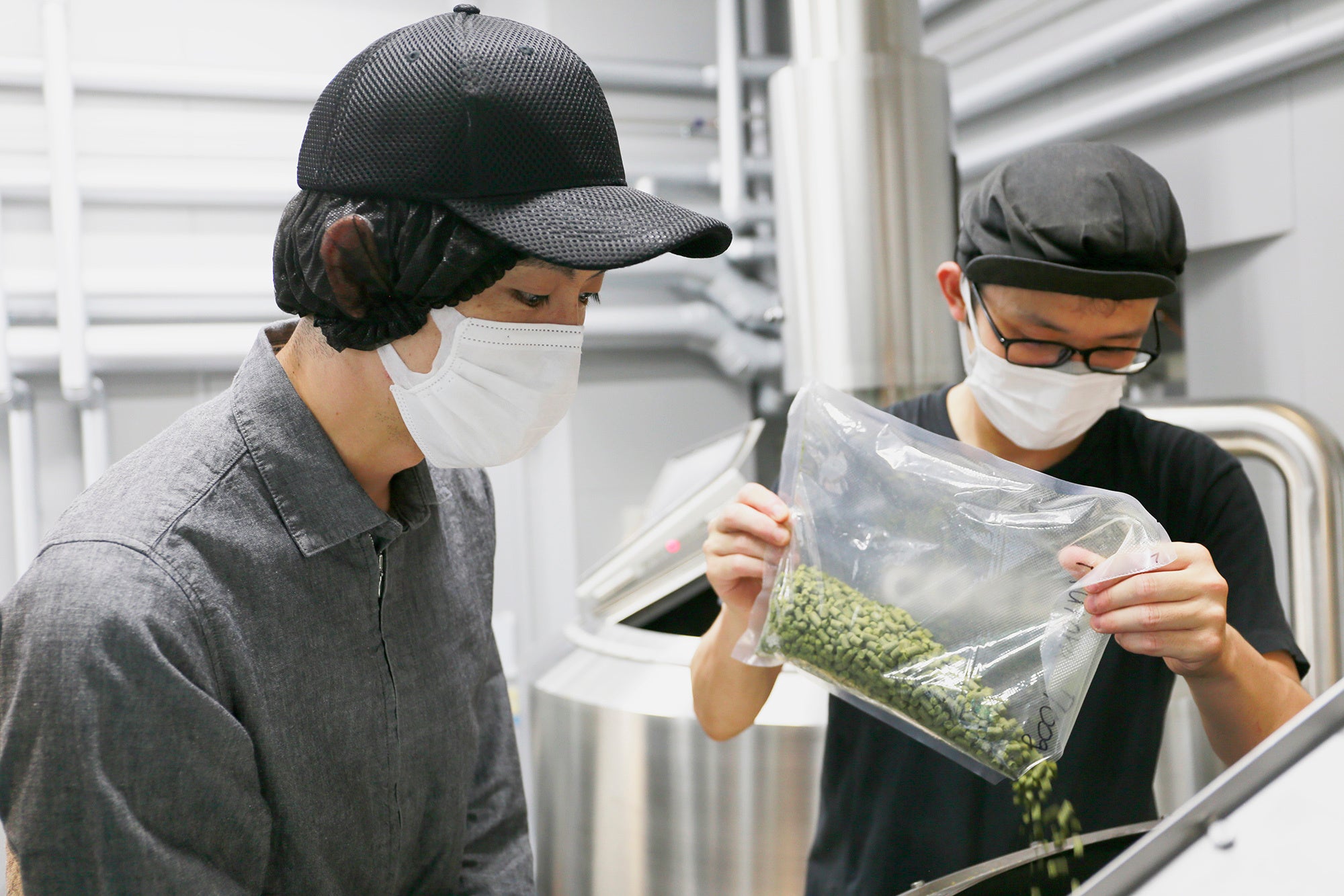 堀口珈琲のロースターとコエドのブルワーの仕込みの様子