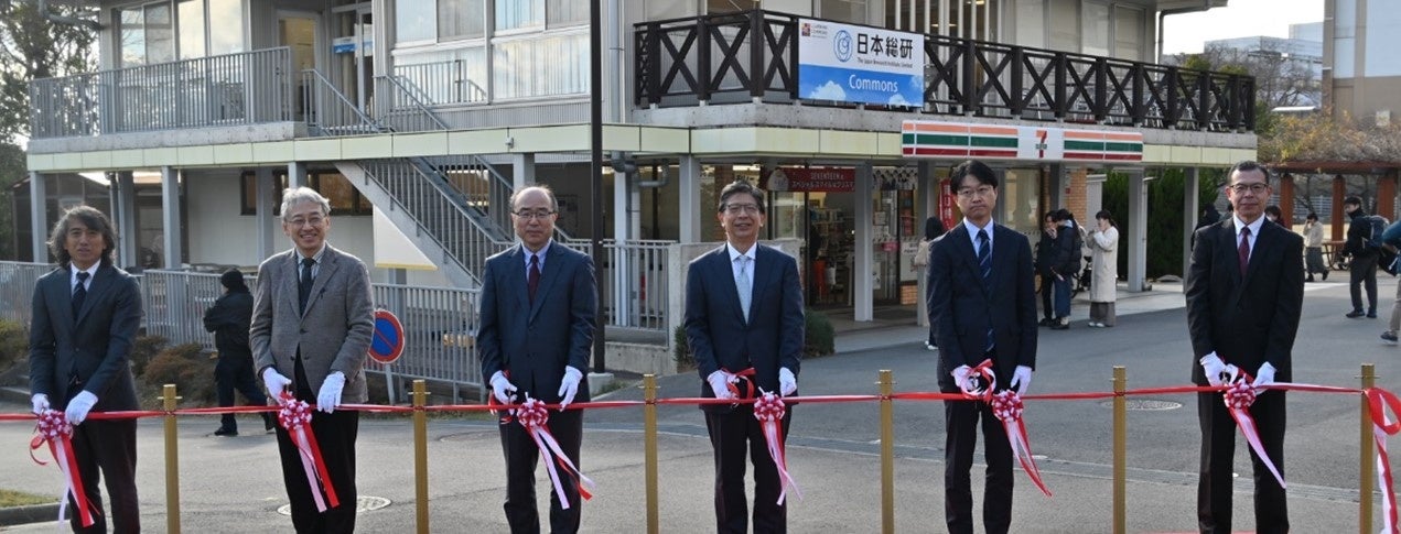 本施設の前でテープカット 左から、神戸大学　小池工学研究科長、 奥村理事、 藤澤学長、 日本総研 國賀副社長、大竹 HRマネジメント部長、岡本担当部長