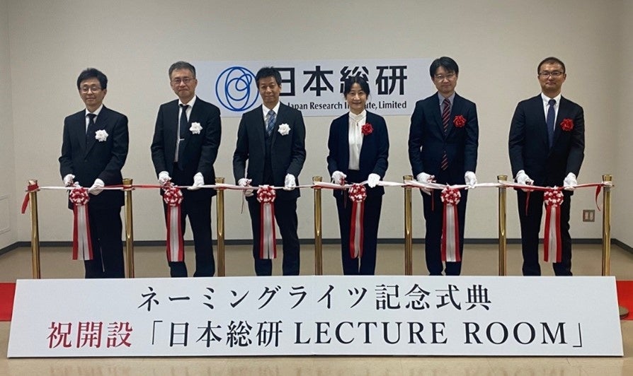 本施設内でテープカット 左から、大阪大学大学院情報科学研究科 伊野副研究科長、森田評議員、原研究科長、日本総研 寄高専務、大竹 人事部長、舞鶴 HRマネジメント部長代理