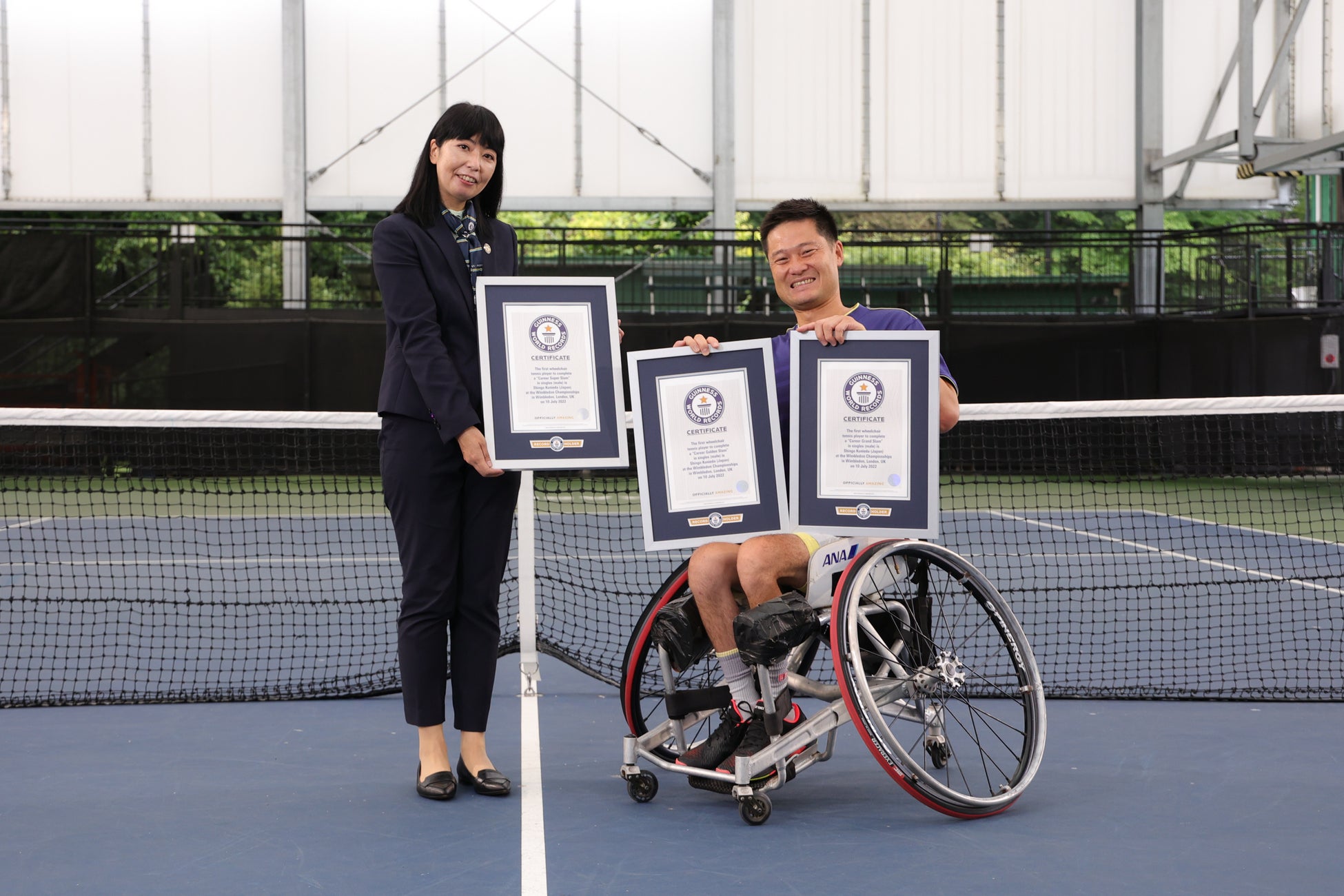 国枝選手および日本オフィス代表石川佳織 (C) Guinnessworldrecords Ltd.