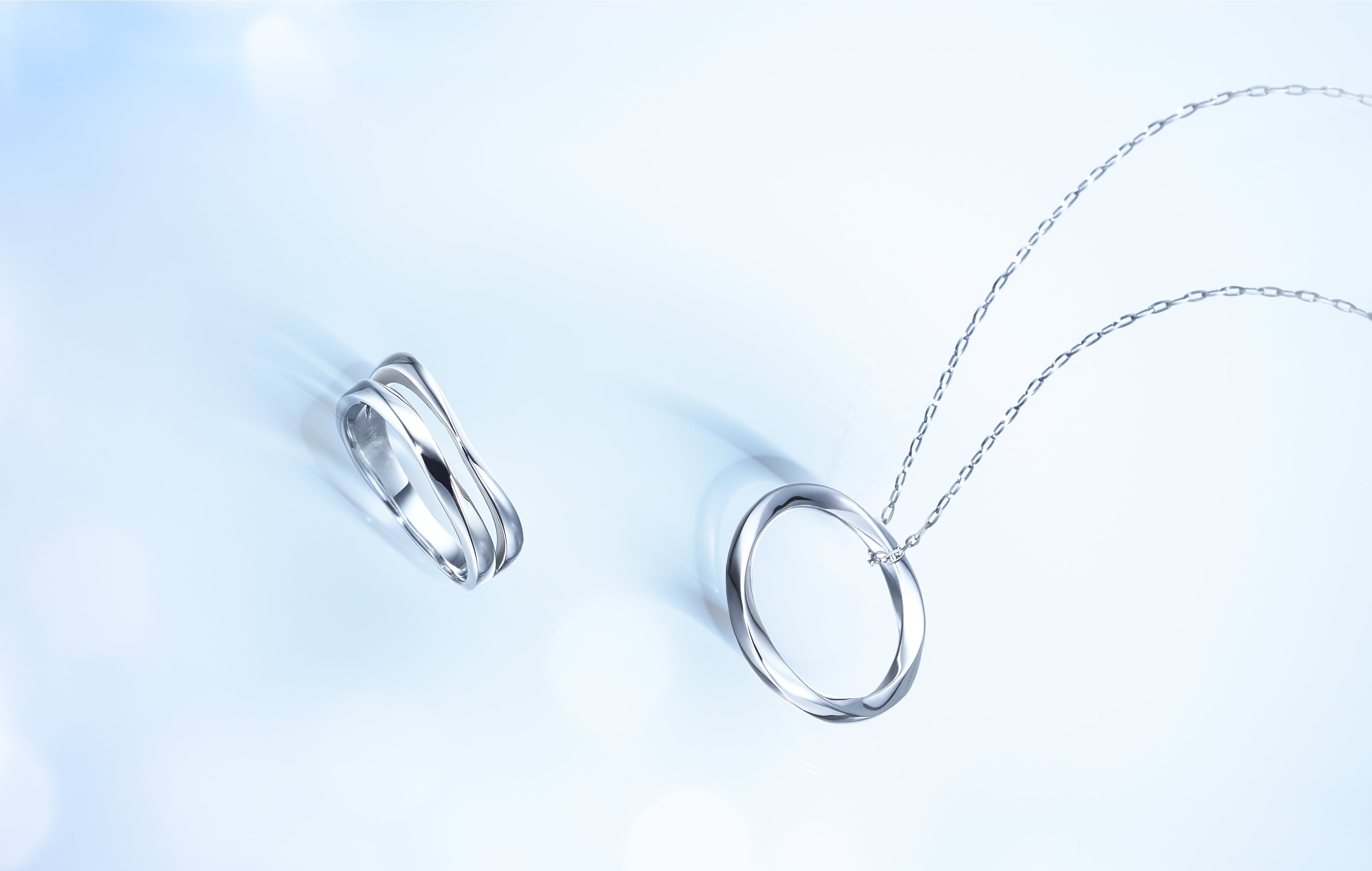 「プラチナ・ウーマン」アイコンモデル プラチナ・ピンキーリング 103,400円、プラチナ・ペンダント　107,800円（税込み）