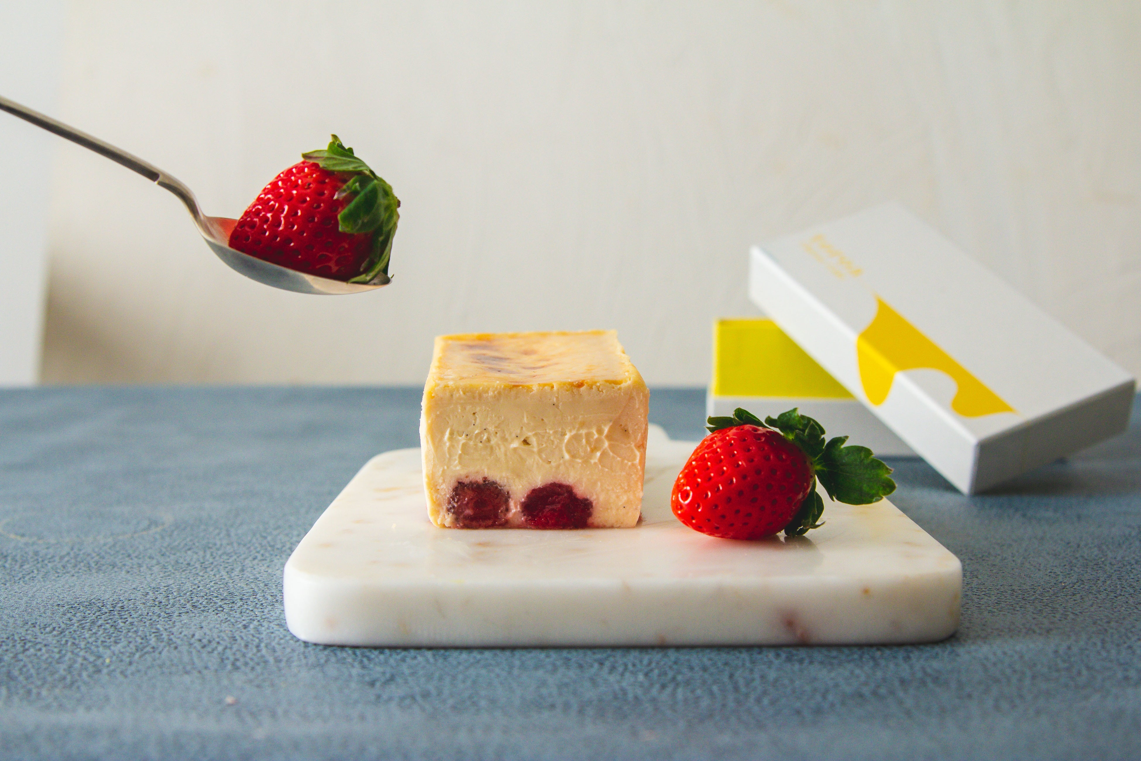 極濃いちごとろ生チーズケーキ