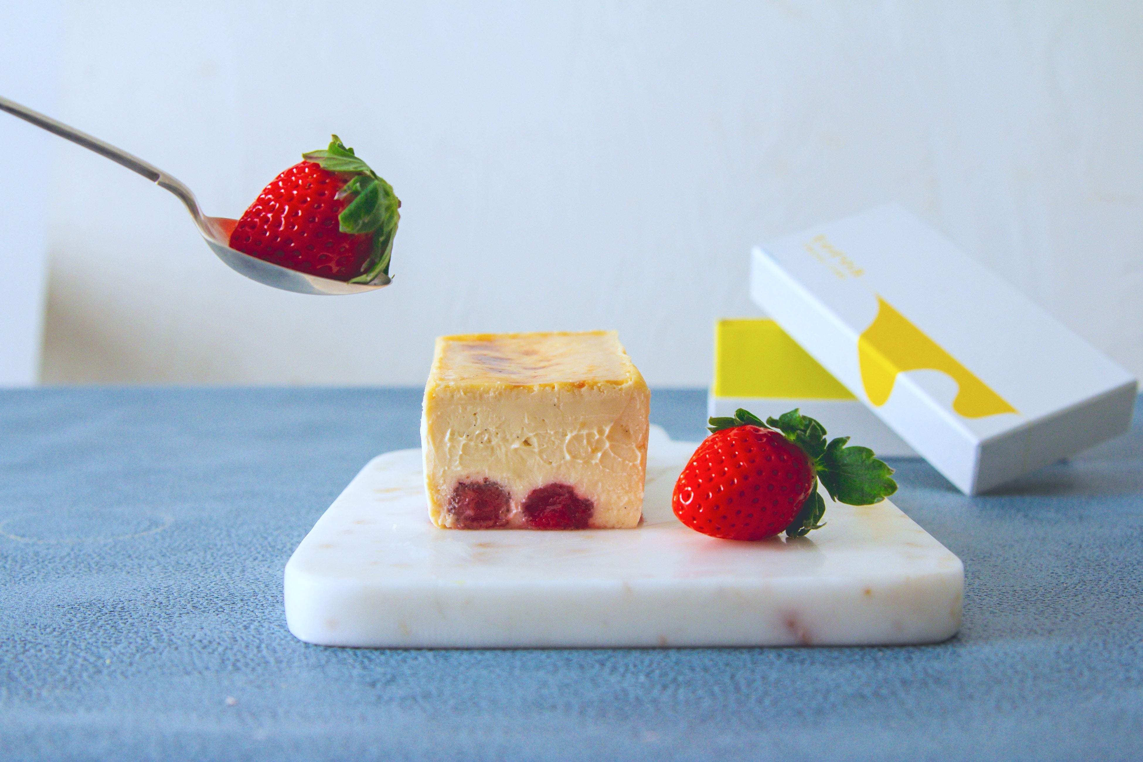 極濃いちごとろ生チーズケーキ