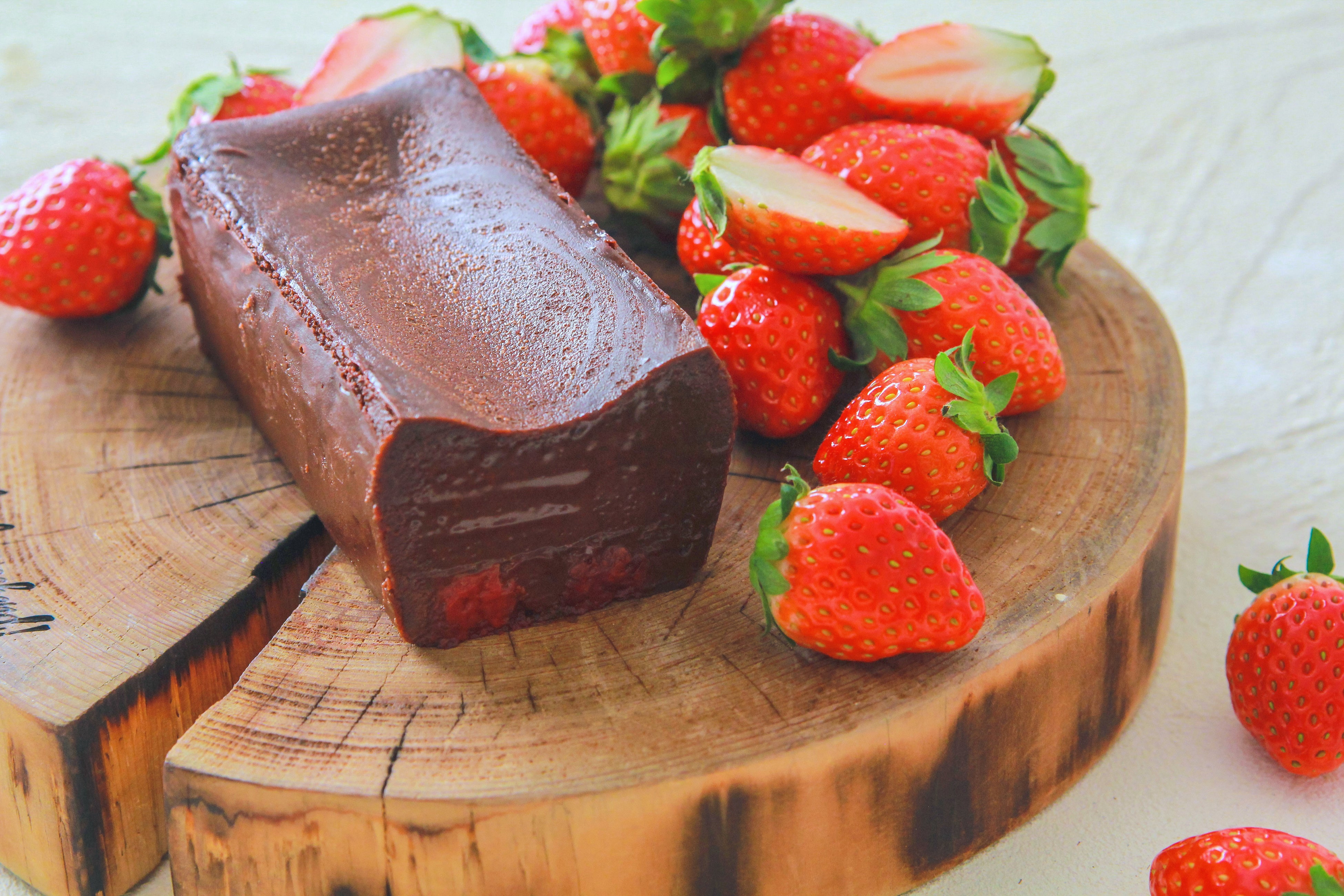 極濃いちごとろ生ガトーショコラ