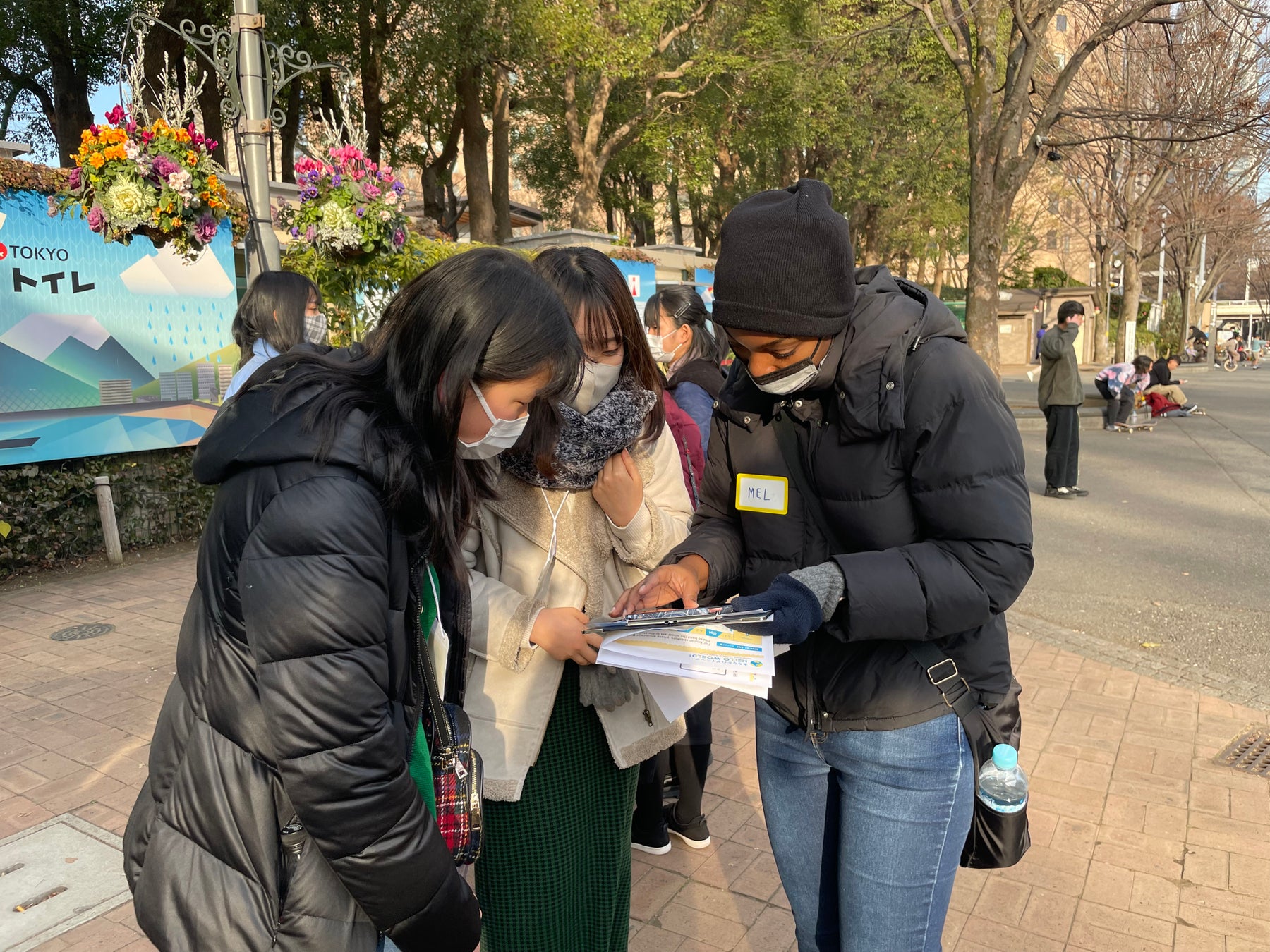 ミッションシートを見て作戦会議をする参加者