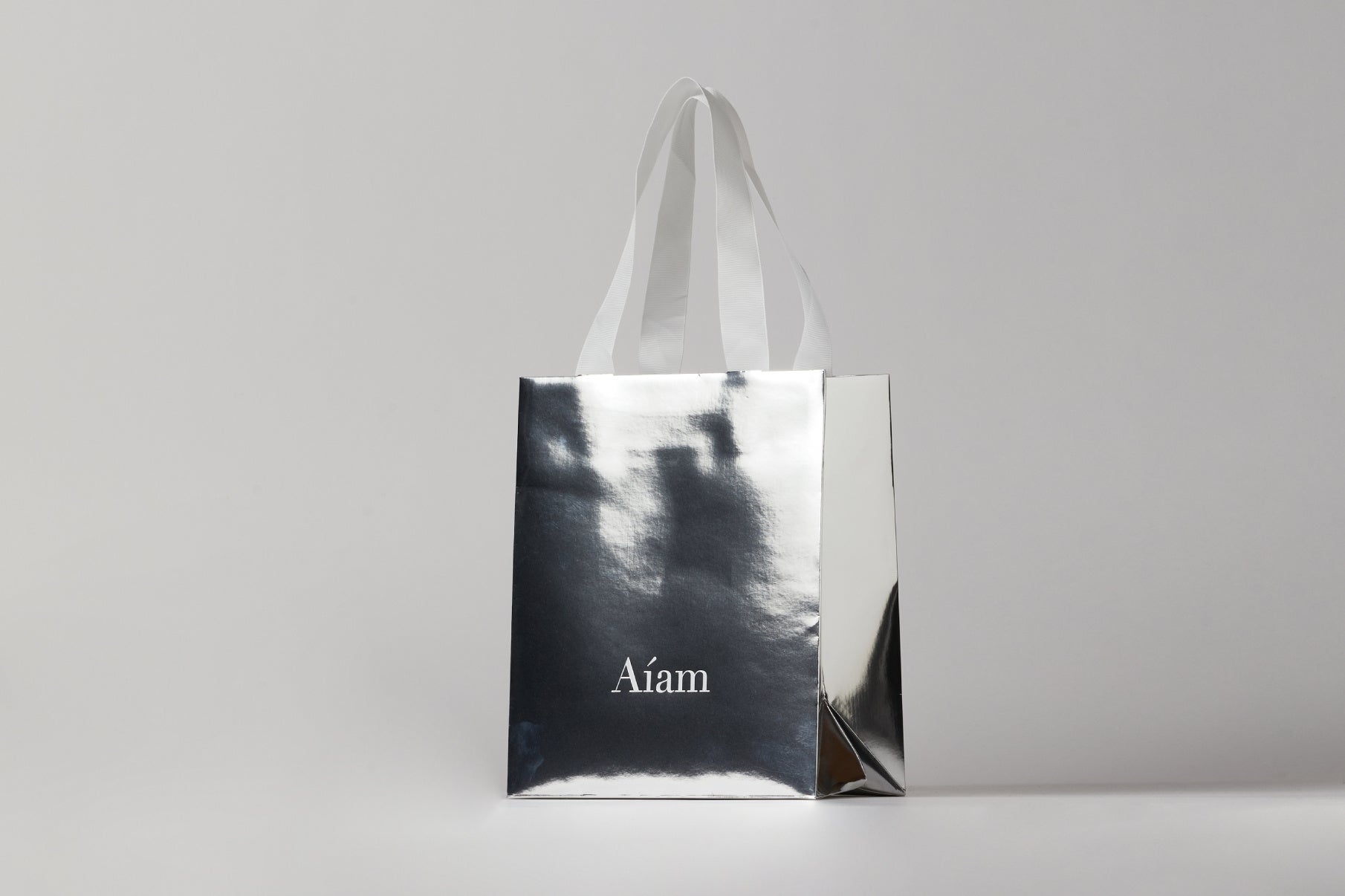 ホリデー限定ショップバッグ <数量限定>Mサイズ ¥145 (税込)