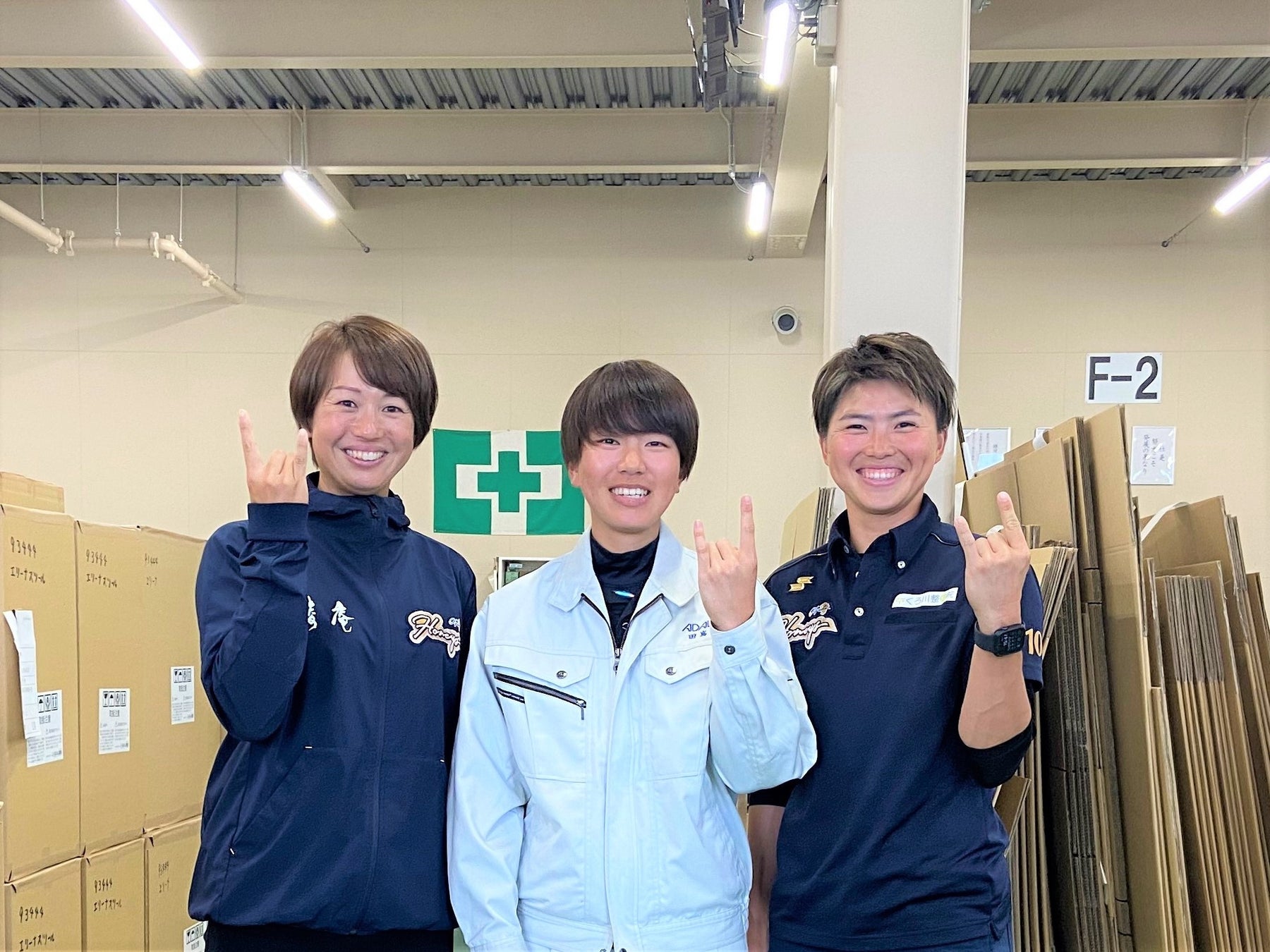 (写真左から)職場訪問中の川端友紀選手、田嶌羽咲選手、楢岡美和選手