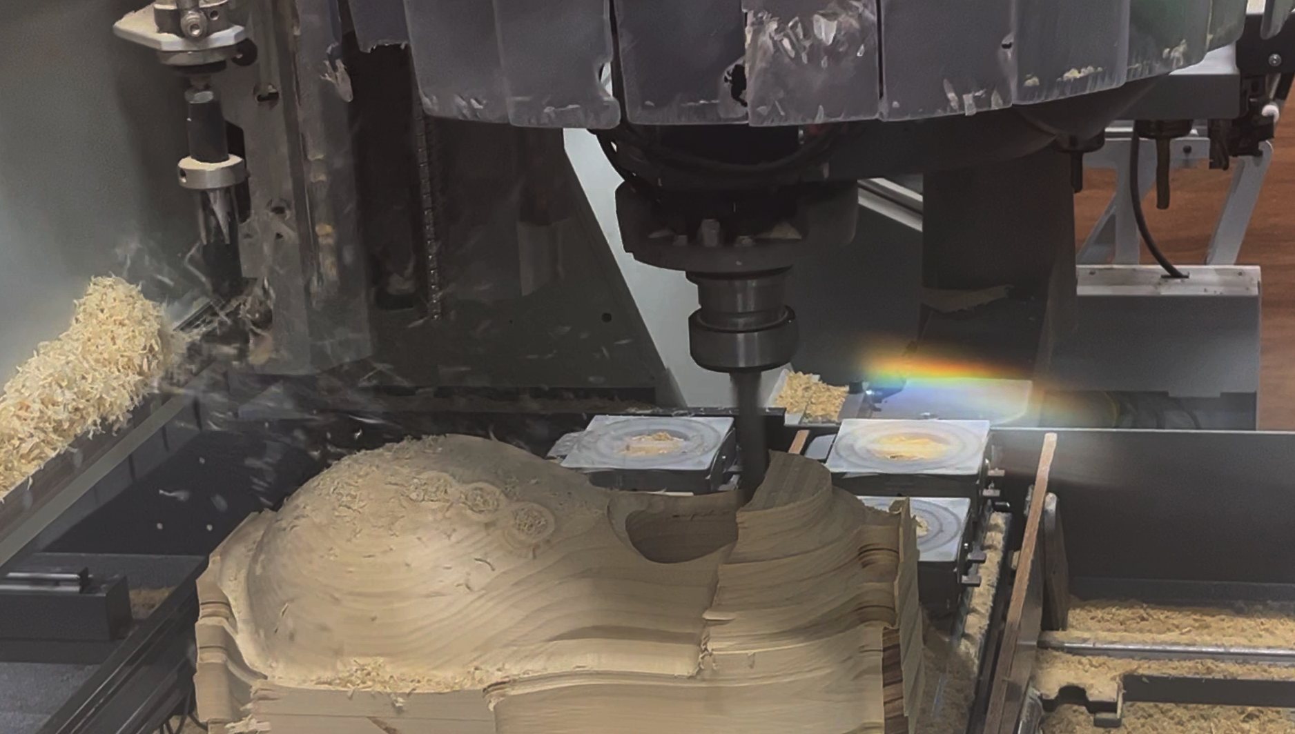 5軸CNC加工機器での木材切削風景