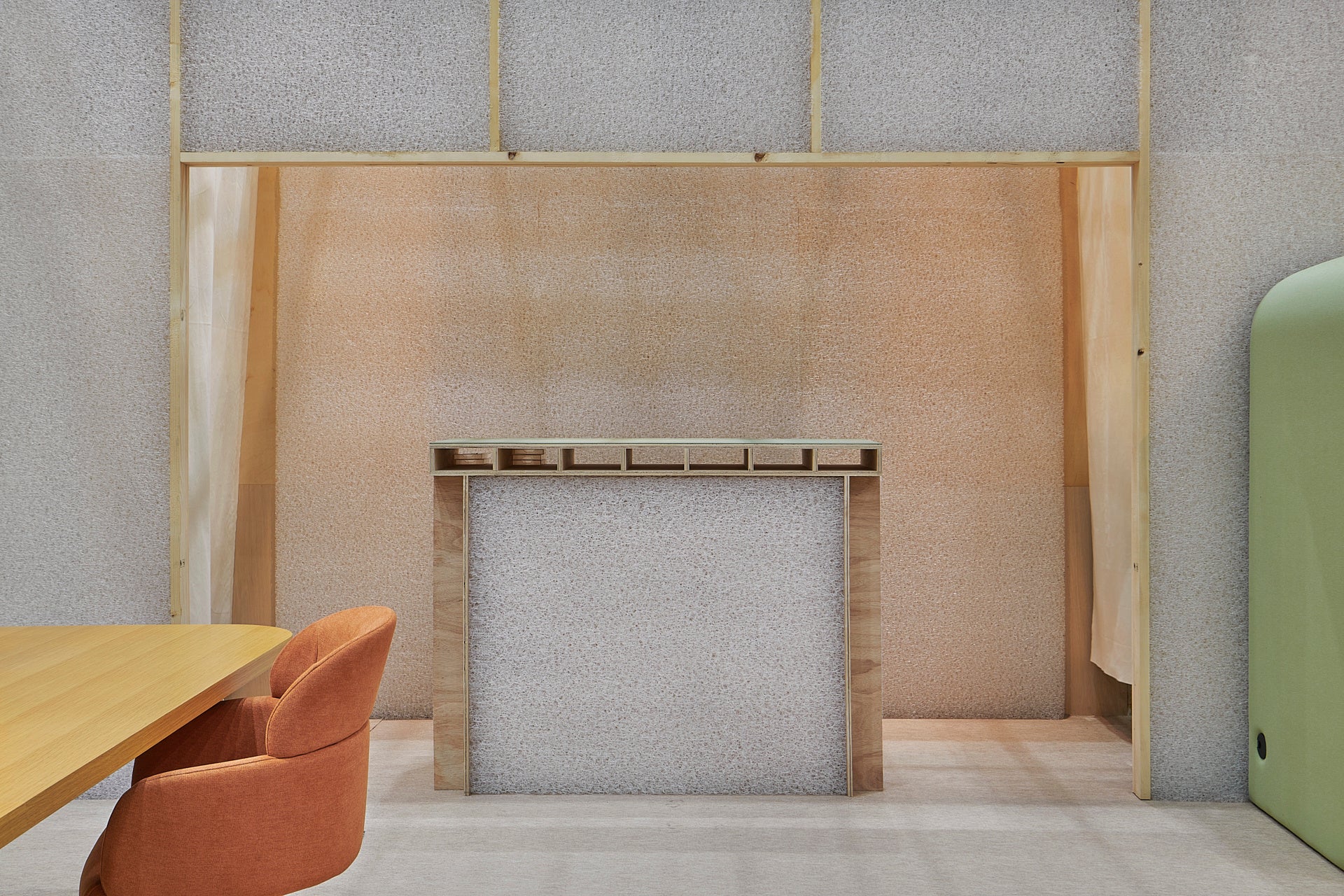 ソファ等に使用されるクッション材を装飾として使用したブース壁面