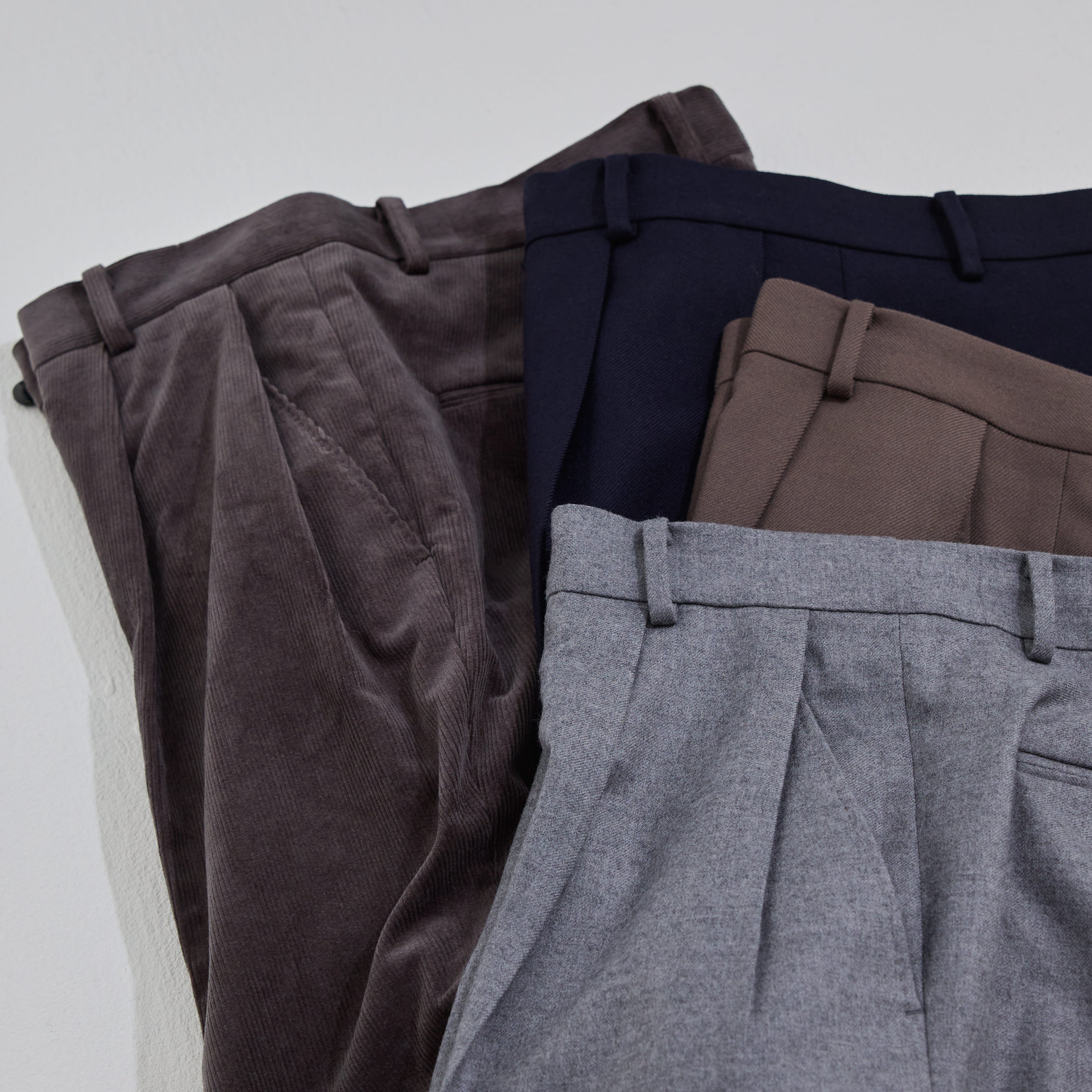 ドレス工場ならではの繊細な縫製ながら、変則的な2プリーツが特徴の「CPT-1」