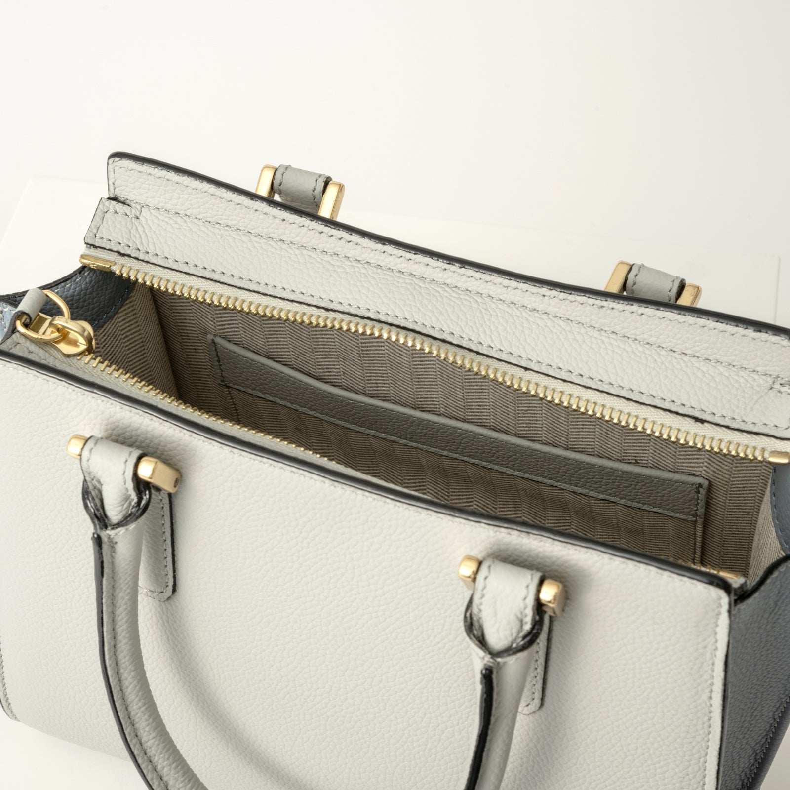 マチが広く大きく開くため荷物の出し入れがスムーズ