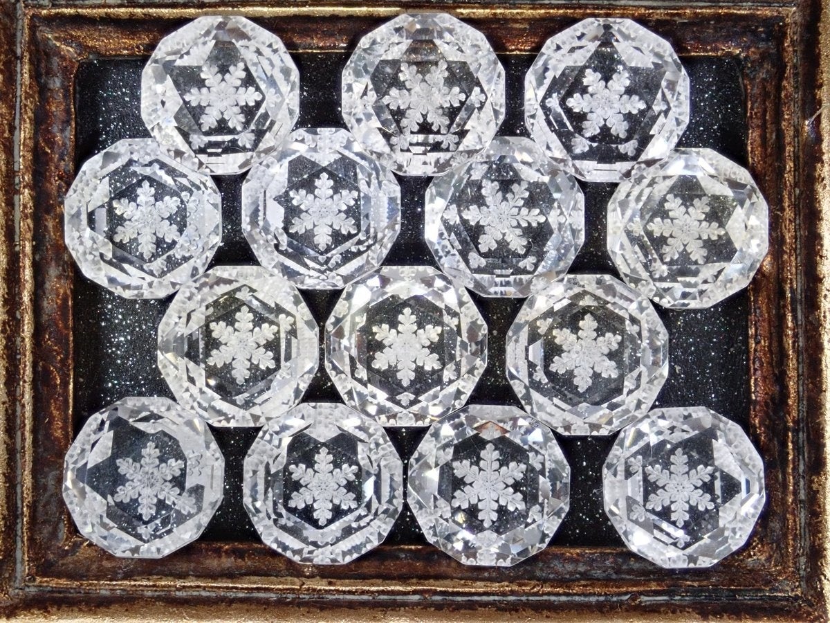 ロッククリスタル（水晶）に雪の結晶を施したカット