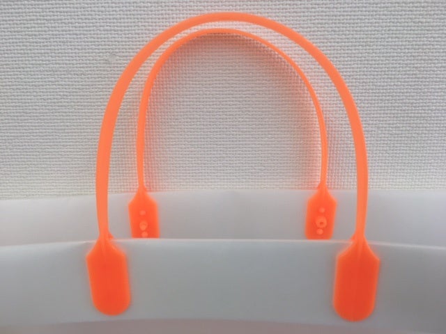 発泡ポリエチレン袋とプラスチックの取っ手