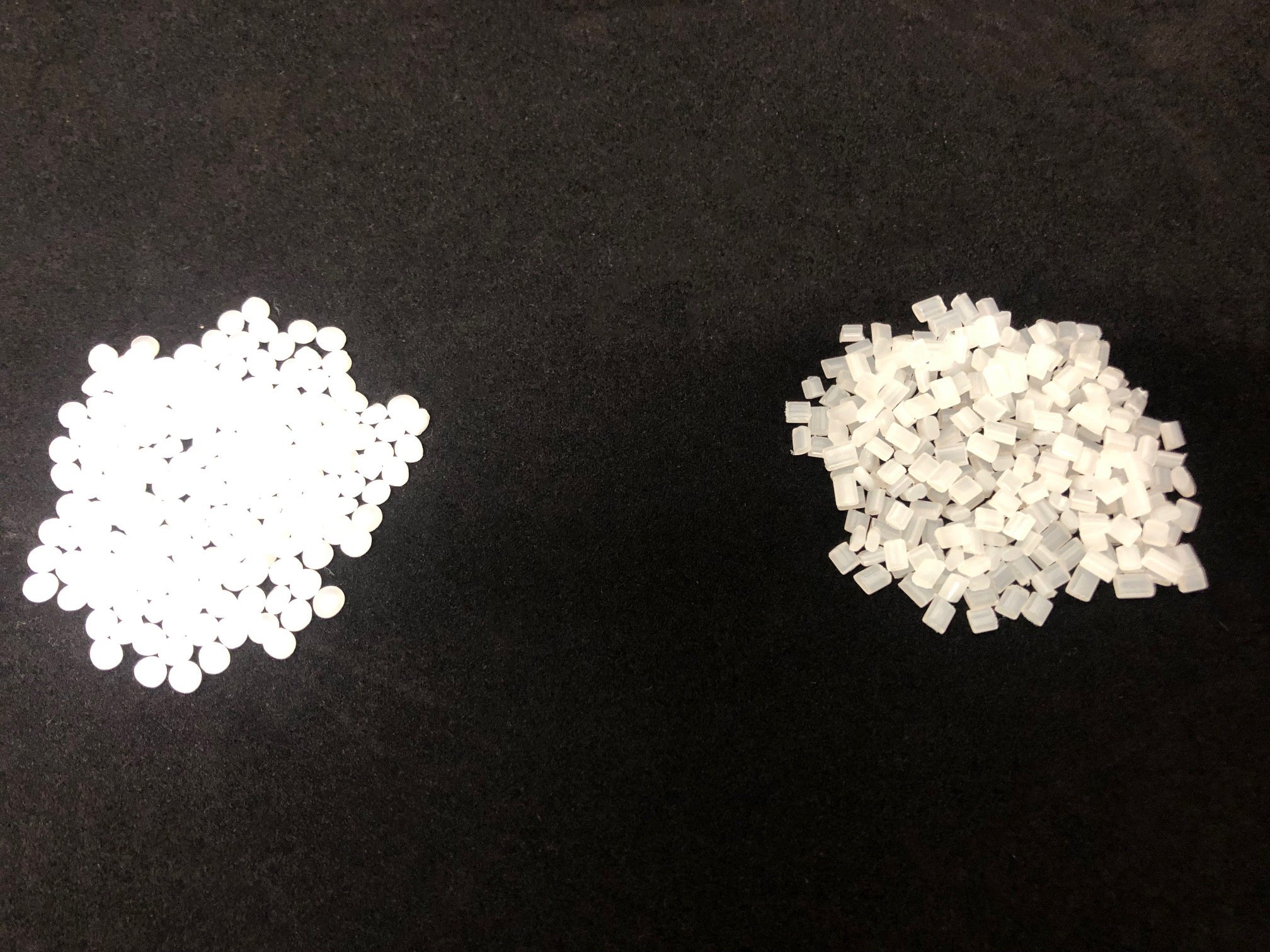 松浦産業_粒_左バージン原料／右再生原料（プレコンシューマー）