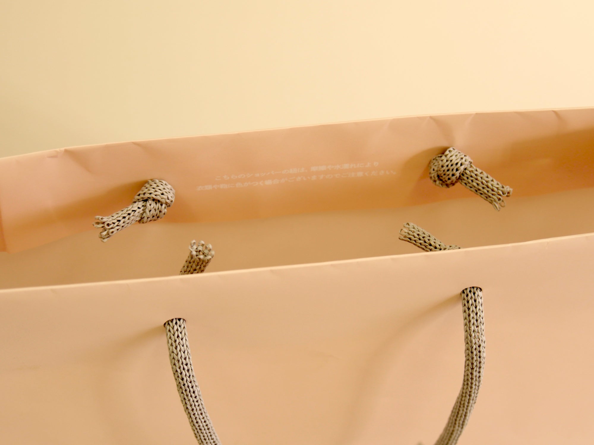 手付けの紙袋（中国製の紙の丸紐）