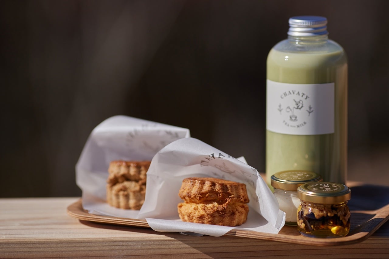 「CHAVATY HAKUBA」の焼きたてスコーンとアイスボトルティーラテ