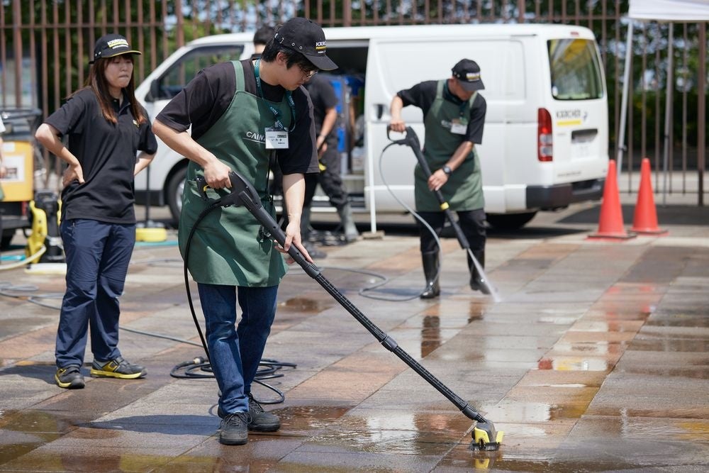 家庭用高圧洗浄機で清掃する地元企業(カインズ浦和美園店)のスタッフ