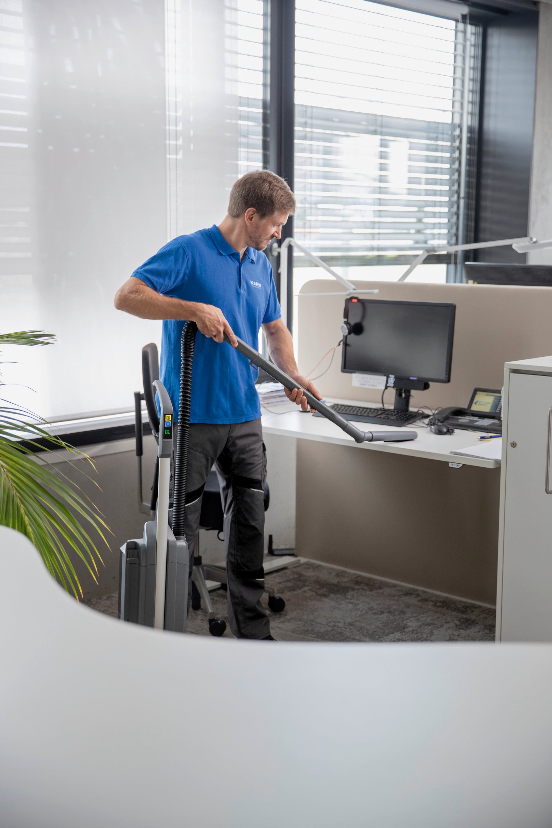 コードレスアップライトクリーナー CV 30／2 Bp