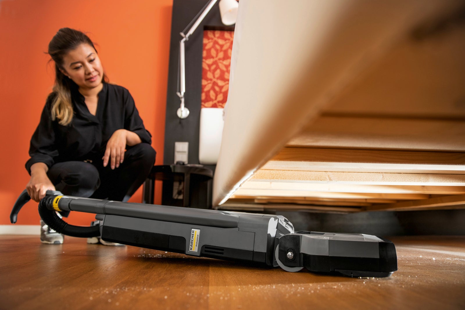 床面自動検知機能を搭載したバッテリー式クリーナー。フルフラットになるので届きづらい場所も楽に清掃できる（コードレスアップライトクリーナー　CV 30／2 Bp）